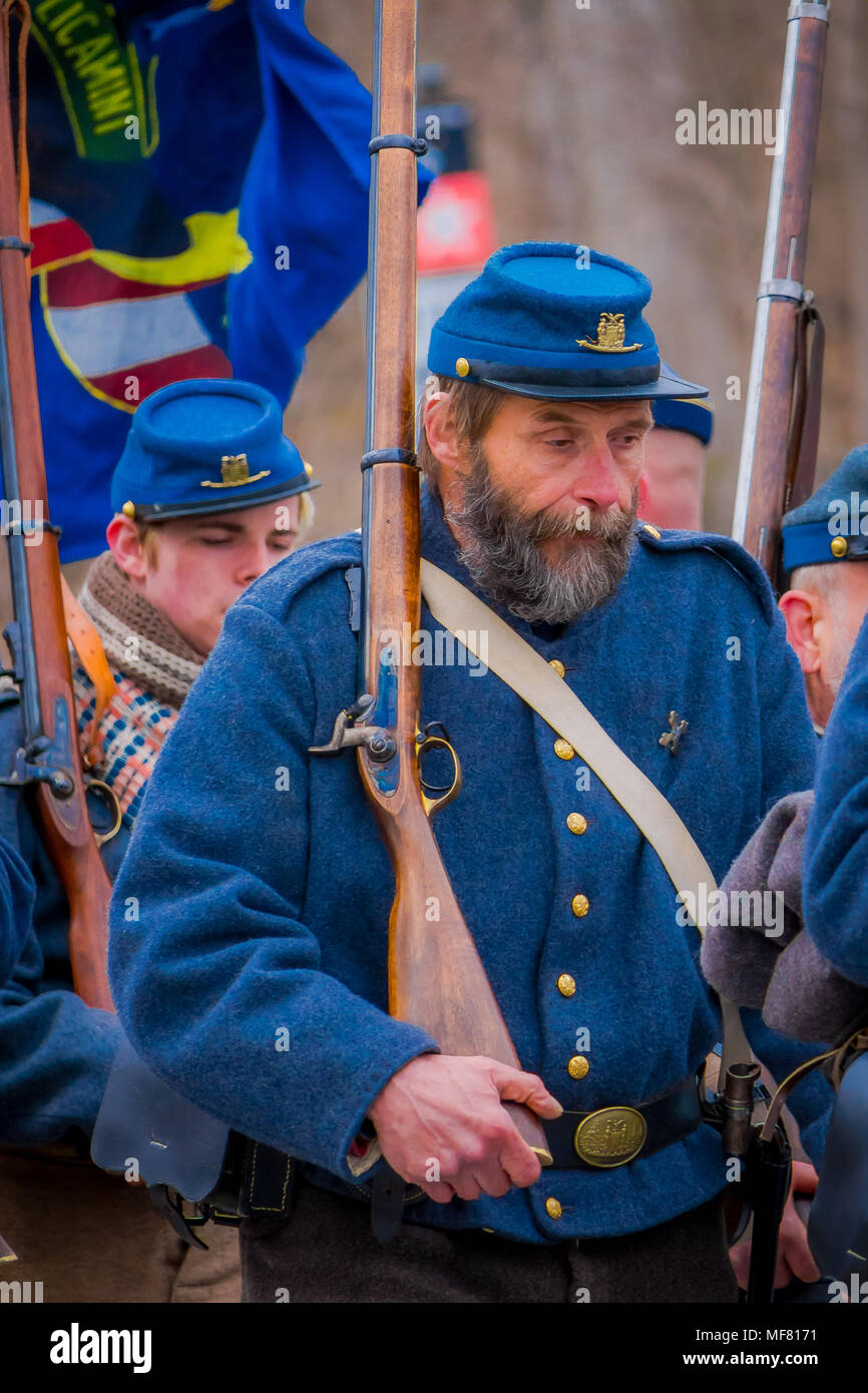 MOORPARK, CA, Stati Uniti d'America - 18 Aprile 2018: persone, indossando uniforme blu durante la rappresentazione della guerra civile Rievocazione storica a Moorpark, CA è la più grande battaglia rievocazione storica a ovest del Mississippi Foto Stock