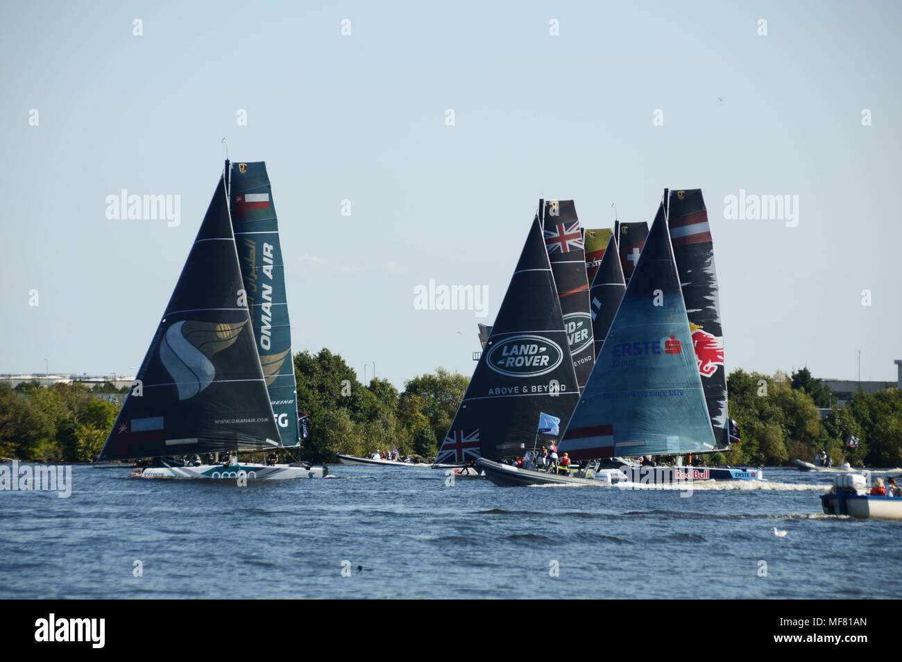 Barche di competere nel round di Cardiff dell'Extreme serie Vela Foto Stock
