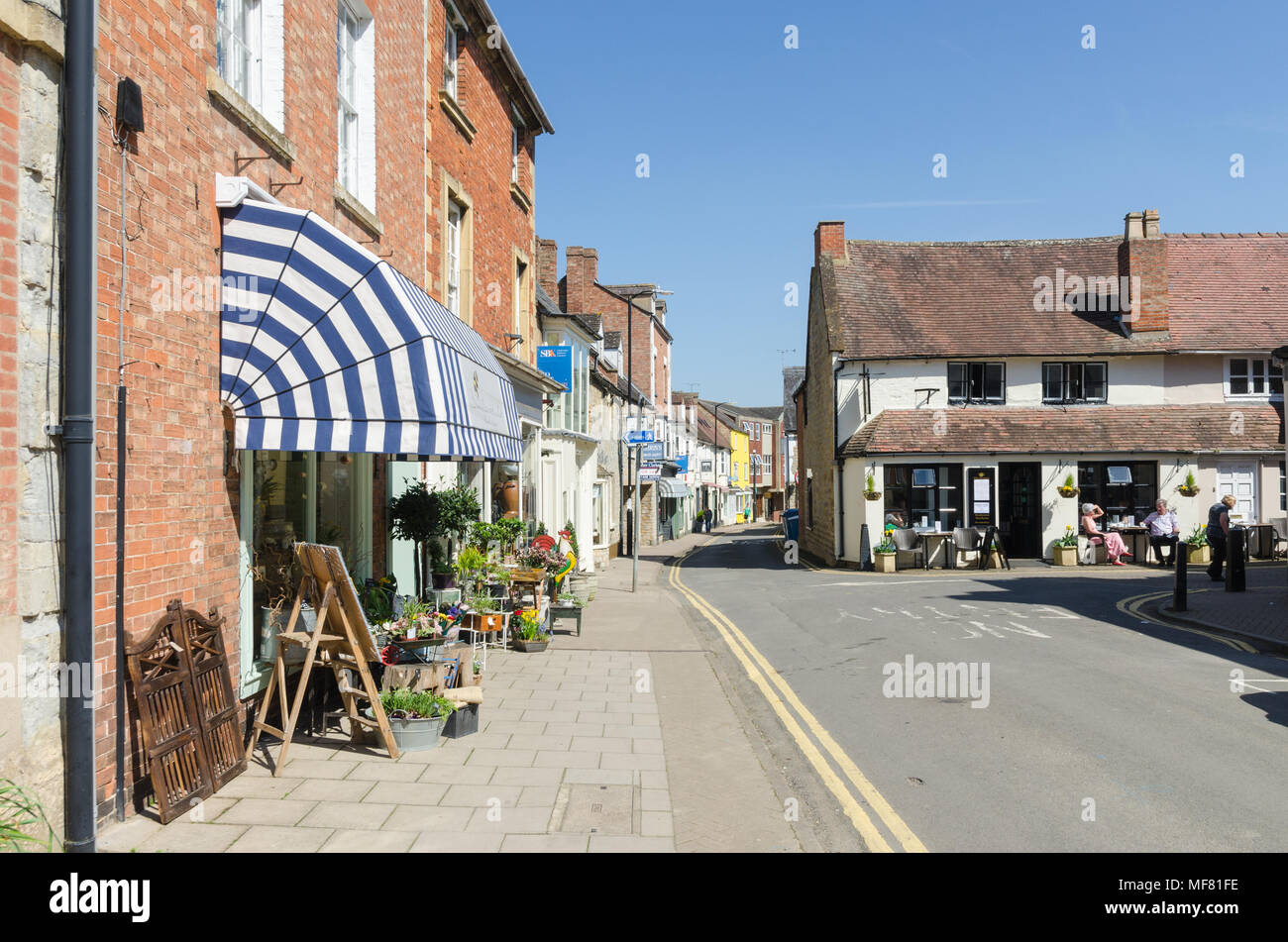 Negozi specializzati in Sheep Street nella graziosa cittadina di mercato di Shipston on Stour nel Warwickshire, Regno Unito Foto Stock