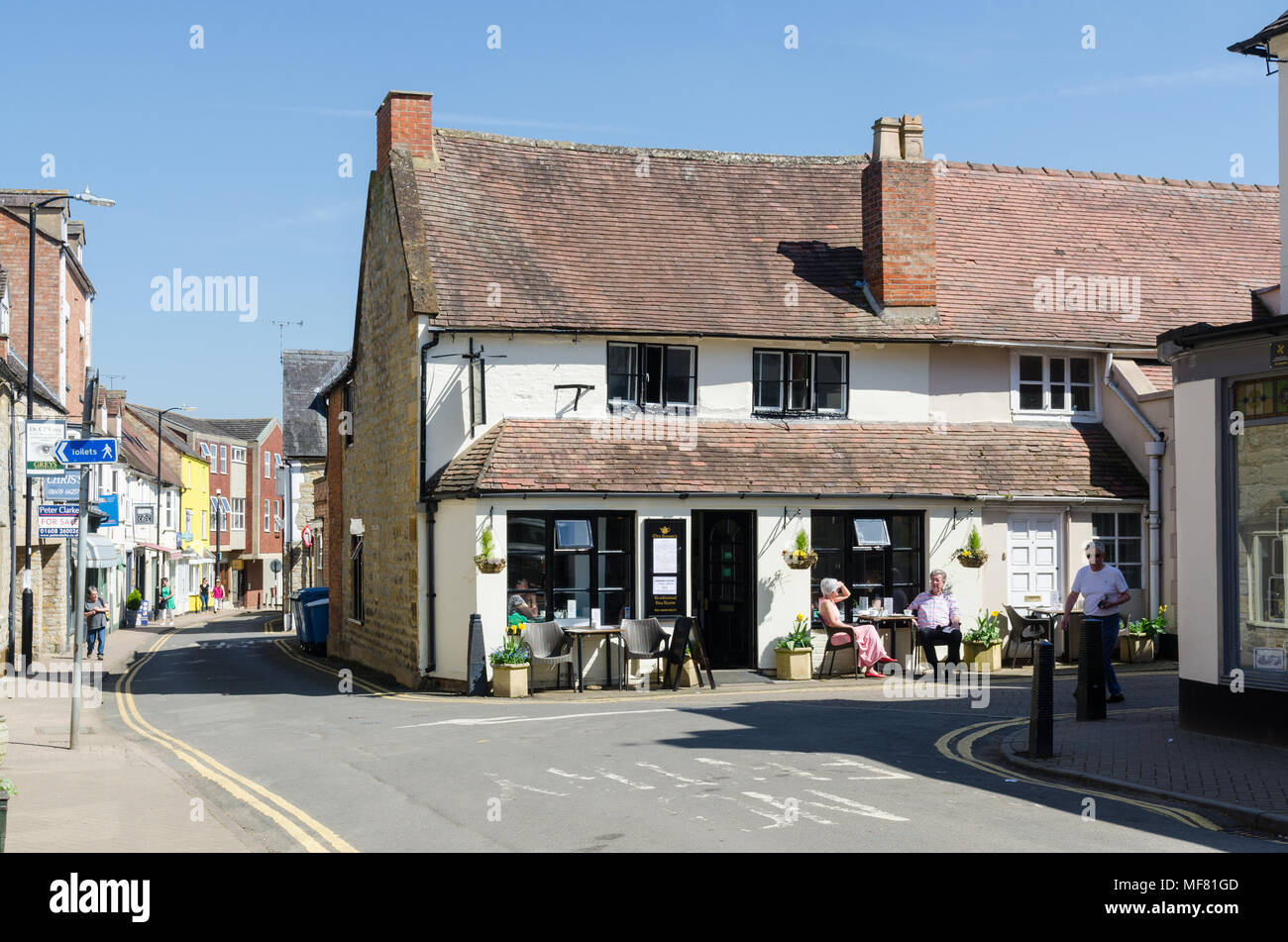 La signora Brown's Tea Rooms cafe nella graziosa cittadina di mercato di Shipston on Stour nel Warwickshire, Regno Unito Foto Stock