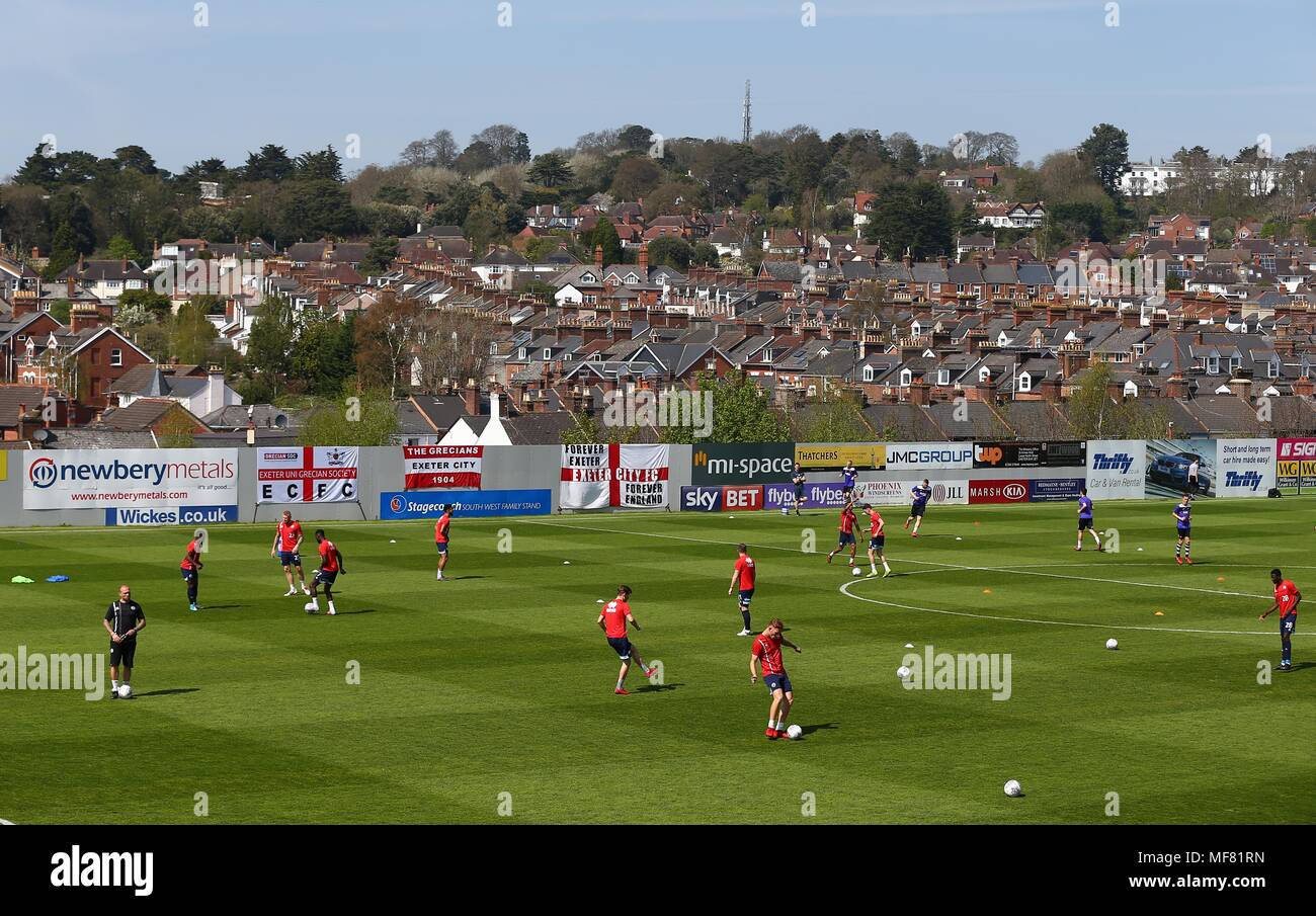 I giocatori warm up prima di cielo scommettere League 2 match tra Exeter City e Crawley Town presso il St James Park a Exeter. 21 apr 2018 solo uso editoriale FA Premier League e Football League immagini sono soggette a licenza DataCo vedere www.football-dataco.com Foto Stock