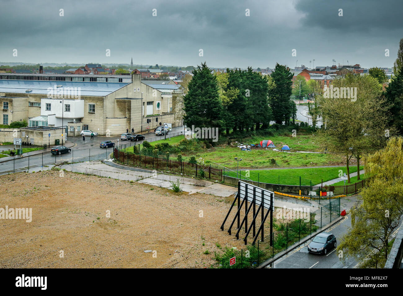 Senzatetto famiglia dormire in tenda accanto a una strada principale molto trafficata a Northampton, Regno Unito Foto Stock