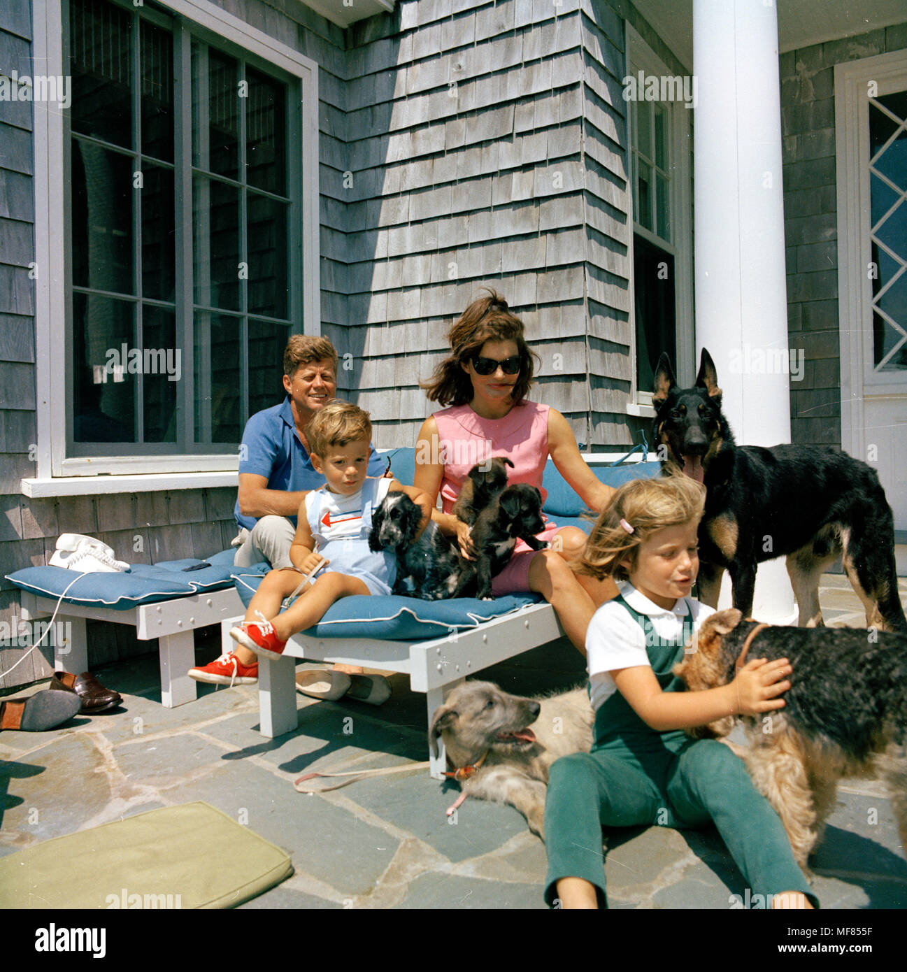 ST-C267-5-63 14 agosto 1963 Presidente Kennedy, John F. Kennedy Jr., la sig.ra Kennedy, e Caroline Kennedy con la famiglia cani. Hyannisport, Squaw Island. Si prega di credito "Cecil Stoughton, Casa Bianca/John Fitzgerald Kennedy Library, Boston'. Foto Stock