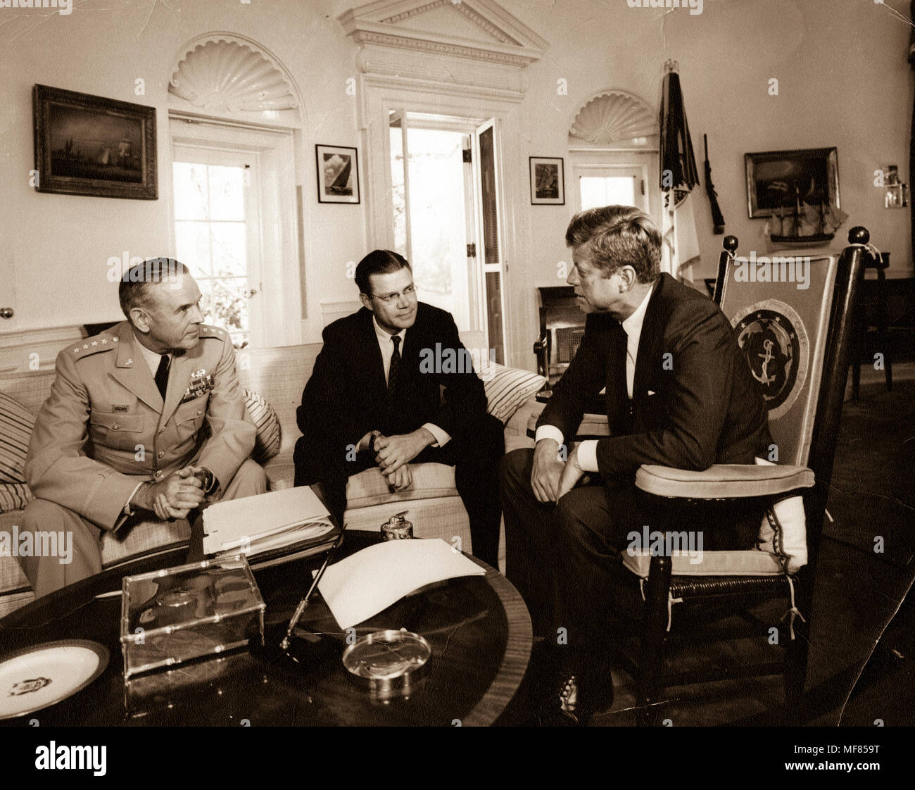 AR8153-A 2 ottobre 1963 Presidente Kennedy soddisfa con il generale Maxwell Taylor e il Segretario della Difesa Robert McNamara dopo il loro viaggio in Vietnam. Fotografia di Abbie Rowe, Casa Bianca di John F. Kennedy Presidential Library and Museum di Boston. Foto Stock