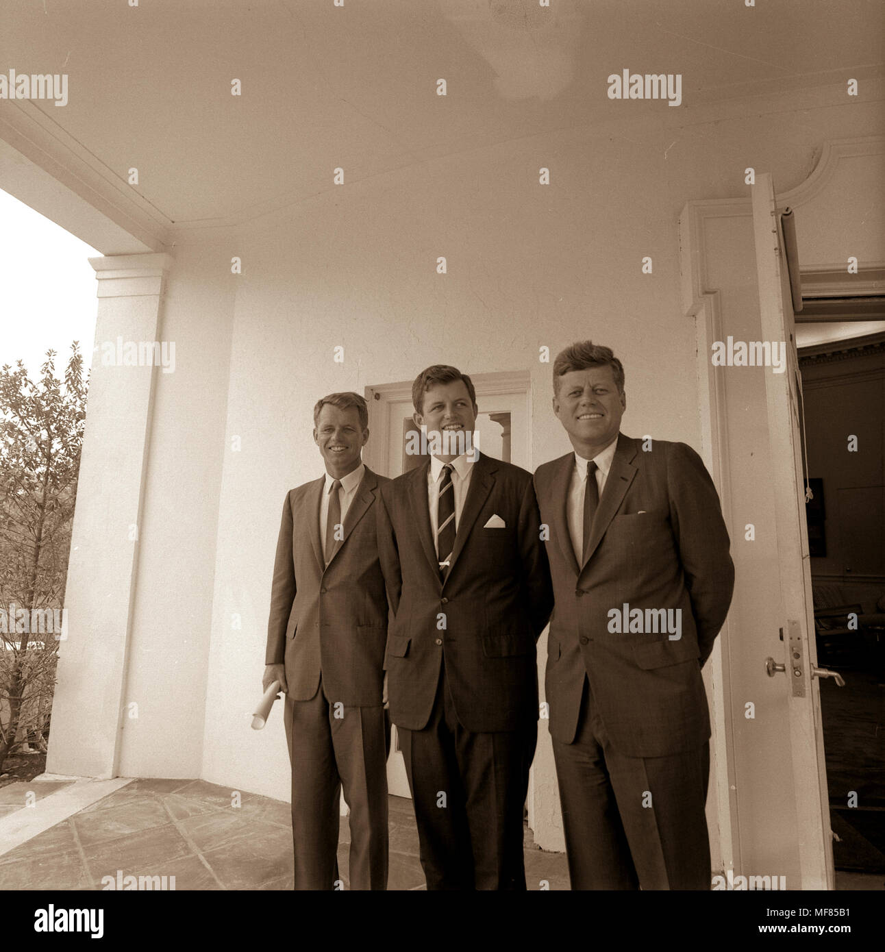 ST-398-3-63 Agosto 28, 1963 Il Presidente John F. Kennedy si erge con i suoi fratelli, Senatore Edward M. Kennedy e il procuratore generale Robert F. Kennedy al di fuori dell'Ufficio Ovale della Casa Bianca. Si prega di credito Cecil Stoughton, John F. Kennedy Presidential Library and Museum di Boston. Foto Stock