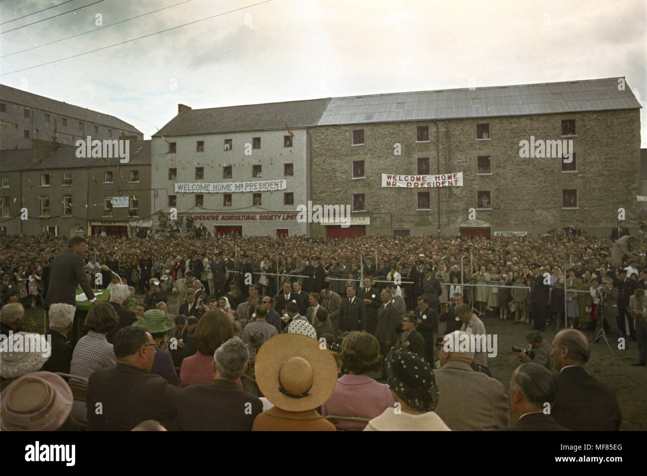 KN-C29391 27 giugno 1961 Presidente Kennedy affronta la folla a New Ross Quay in Irlanda, 27 giugno 1963. Fotografia di Robert Knudsen nel John F. Kennedy Presidential Library and Museum di Boston. Foto Stock