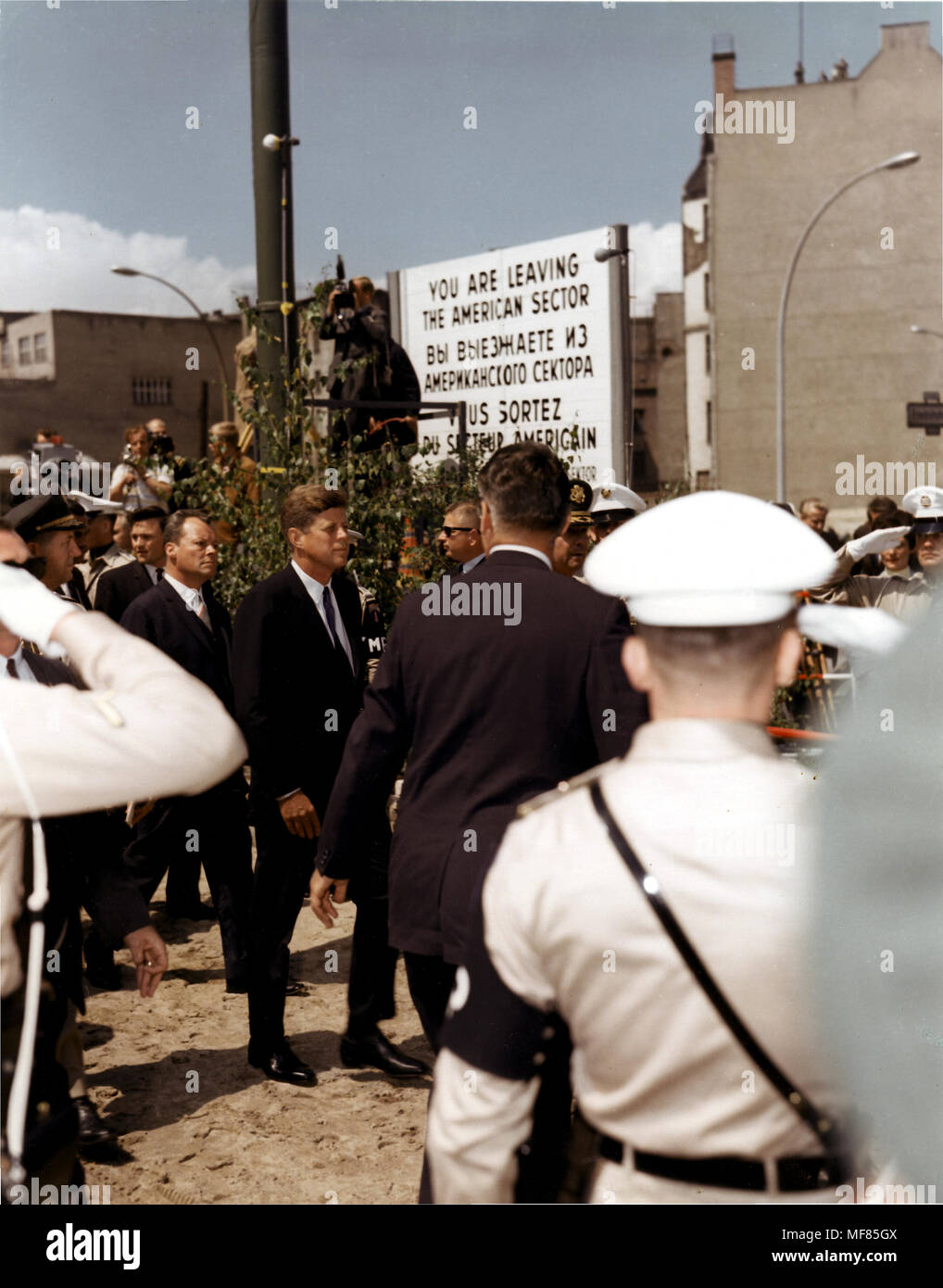 CC 23984 26giu1963 il Presidente John F. Kennedy fa una passeggiata attorno a "Checkpoint Charlie" durante la sua visita a Berlino. Con il presidente è a Berlino Ovest Sindaco Willy Brandt. Si prega di credito "US Army Signal Corps/John F. Kennedy Presidential Library and Museum, Boston' Foto Stock