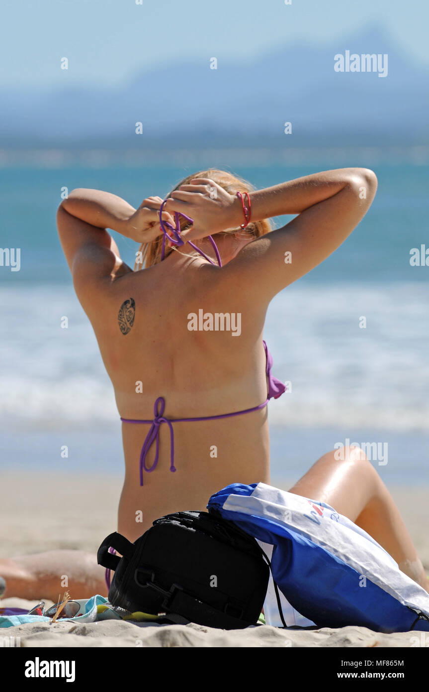 La gente a piedi di surf e rilassante sulla spiaggia Wategos Byron Bay Foto Stock