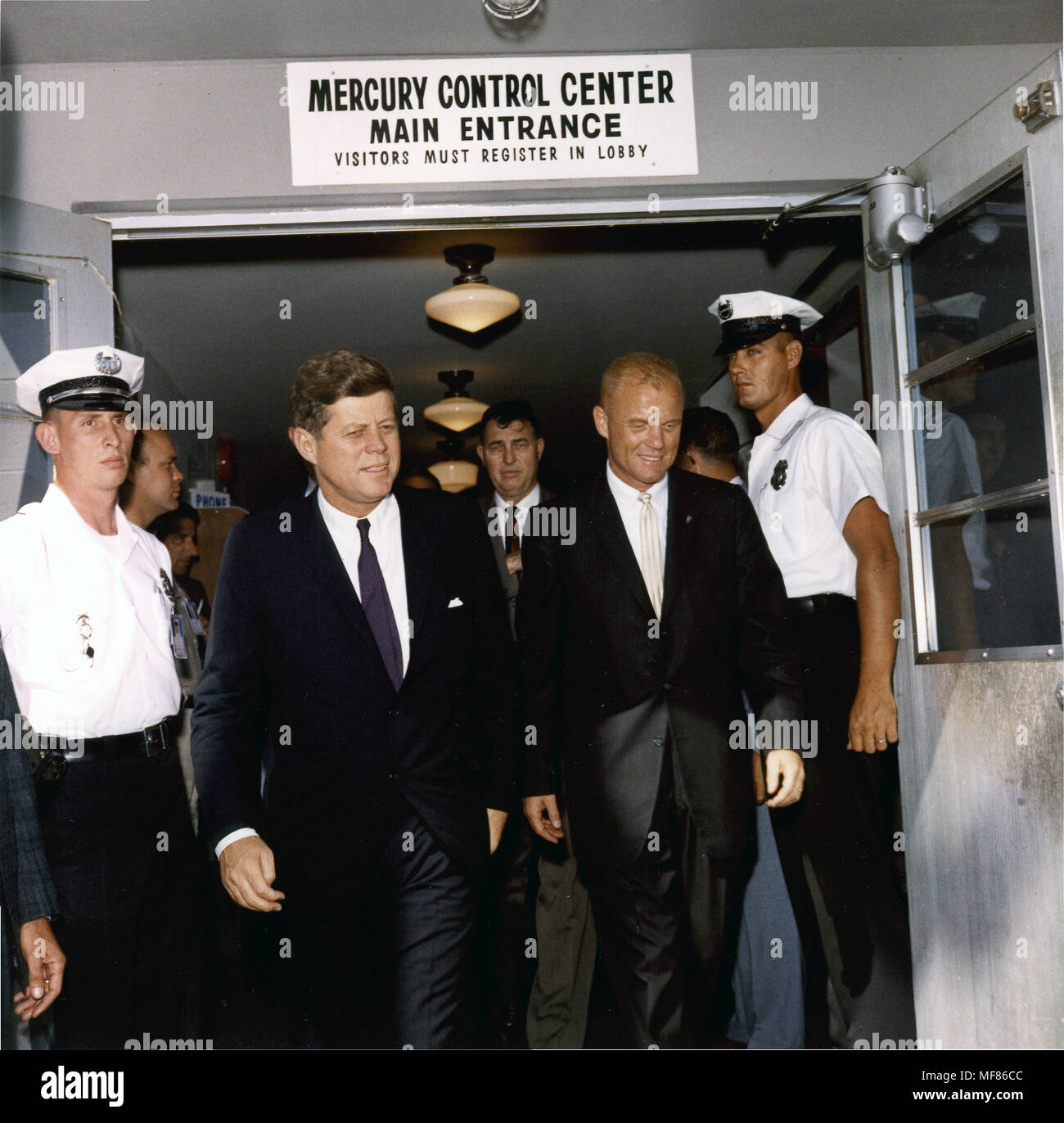 KN-C20243 23Feb1962 il Presidente John F. Kennedy e astronauta John Glenn a Cape Canaveral, in Florida, Mercurio Centro di controllo per la presentazione della NASA DSM a Glenn. Si prega di credito "Robert Knudsen, Casa Bianca/John F. Kennedy Presidential Library and Museum, Boston' Foto Stock