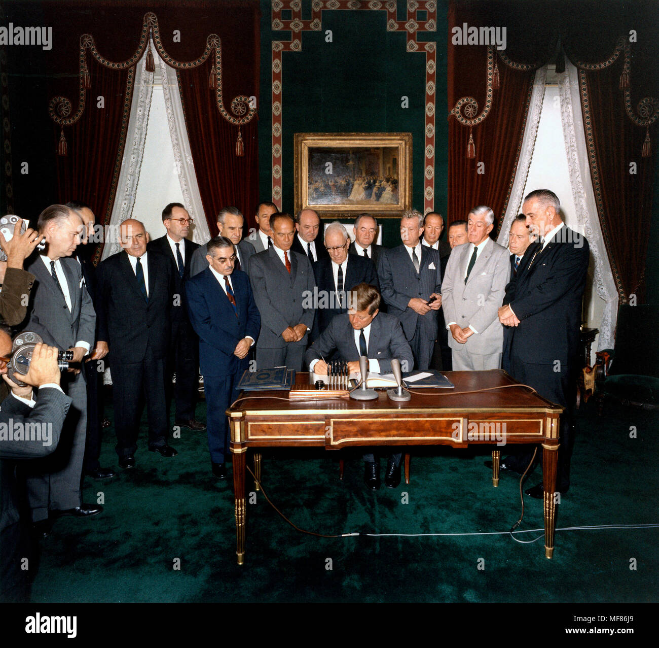 KN-C30095 07 ottobre 1963 del Presidente Kennedy segni la limitata trattato di interdizione completa degli esperimenti nucleari. William Hopkins, Sen. Mike Mansfield, John J. McCloy, Adrian S. Fisher, Sen. Giovanni Pastore, W. Averell Harriman il Senatore George Smathers, Sen. J.W. Fulbright Sec. di stato Dean Rusk, Sen. George Aiken, Presidente Kennedy, Sen. Hubert H. Humphrey, Sen. Everett Dirksen, William C. Foster, Sen. Howard W. Cannon, Sen. Leverett Saltonstall, Sen. Thomas H. Kuchel, Vice Presidente Johnson. Casa Bianca, trattato camera. Fotografia di Robert Knudsen, Casa Bianca, nel John F. Kennedy Presidential Library and Museum, Bos Foto Stock