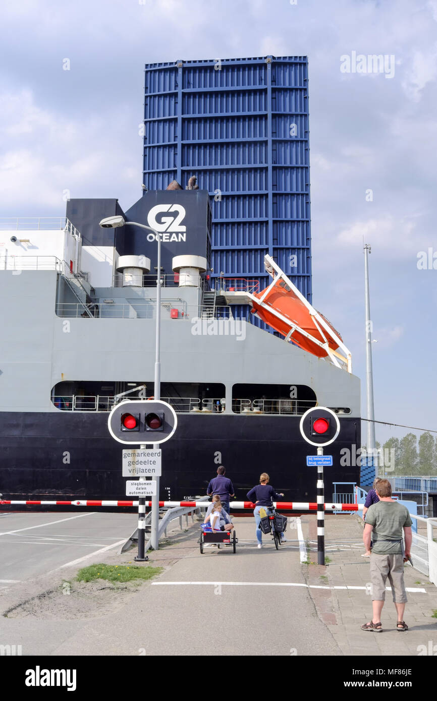 Varie La gente guarda come una nave marittima si muove attraverso il dispositivo di bloccaggio nella zona portuale della Zeeland città portuale di Terneuzen Foto Stock