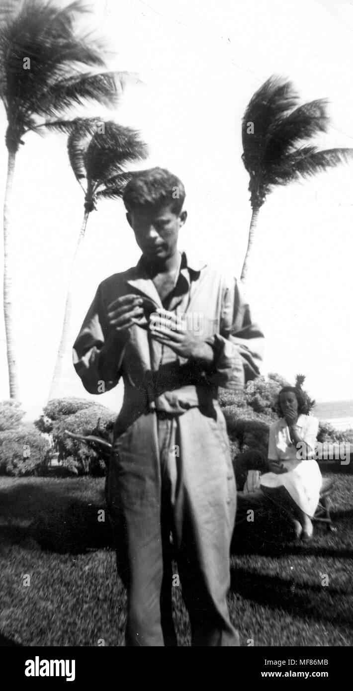 PC 148 John Fitzgerald Kennedy, Palm Beach, 1944 (nota da Eunice Kennedy Shriver, 24 Gennaio 1994 - "Esamina Jack cocco inviato con il messaggio di stato per il salvataggio nel Pacifico del Sud "). Si prega di credito "John Fitzgerald Kennedy Library, Boston'. Foto Stock