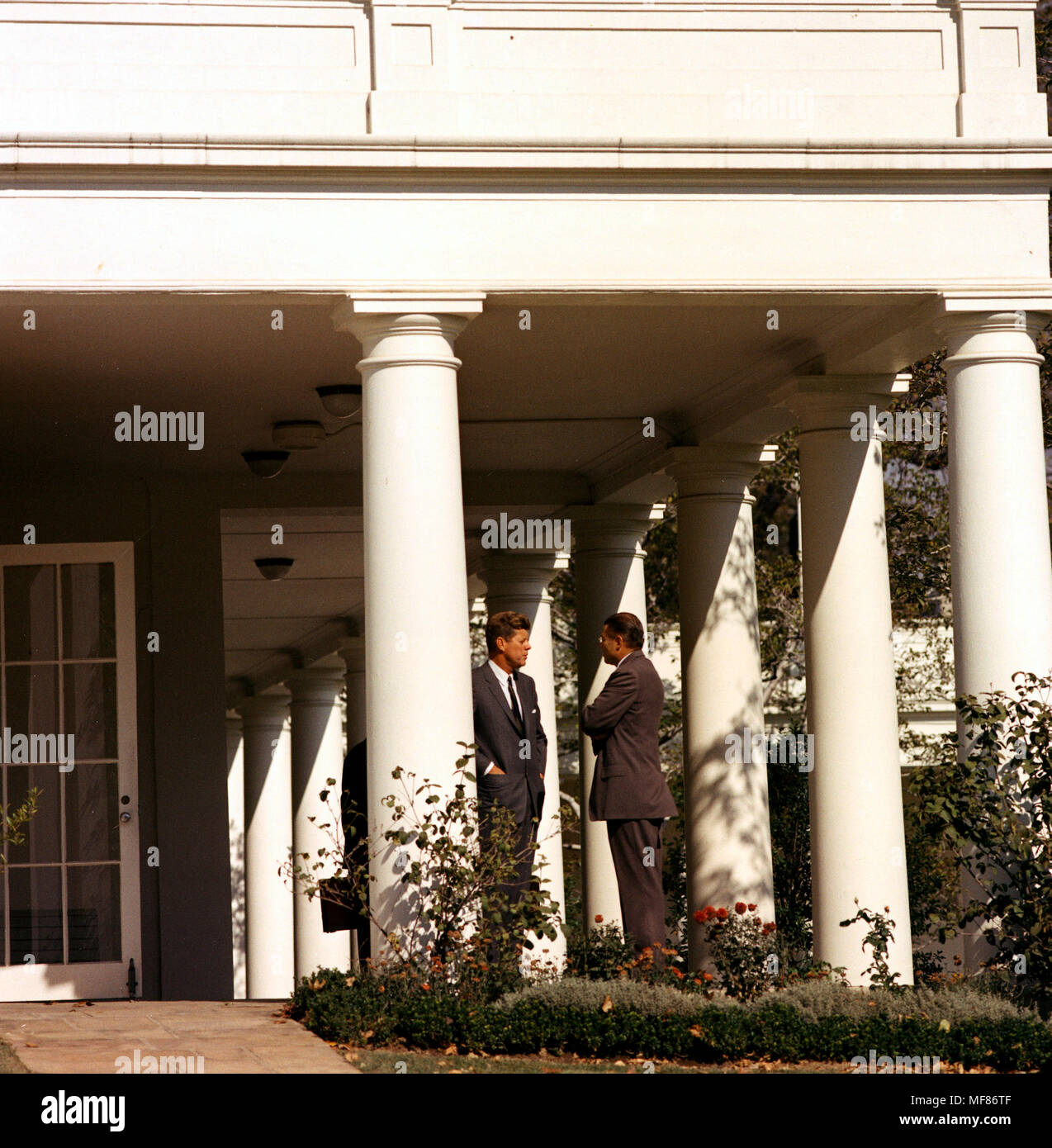 STM27-1-62 29 ottobre 1962 del Presidente Kennedy conferisce con il Segretario della Difesa McNamara al culmine della crisi dei missili di Cuba. Casa Bianca, ala ovest colonnato. Si prega di credito "Cecil Stoughton, Casa Bianca/John Fitzgerald Kennedy Library, Boston'. Foto Stock
