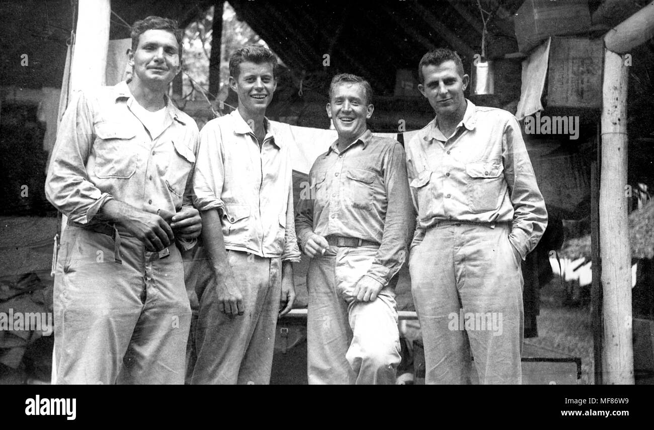 PC 97 Tulagi, Isole Salomone, 1943 L-R: George 'Barney' Ross, John F. Kennedy, Paul 'Rosso' Fay, James 'Jim Reed". Si prega di credito "John Fitzgerald Kennedy Library, Boston'. Foto Stock PC 97 Tulagi, Isole Salomone, 1943 L-R: George 'Barney' Ross, John F. Kennedy, Paul 'Rosso' Fay, James 'Jim Reed". Si prega di credito "John Fitzgerald Kennedy Library, Boston'. Foto Stock