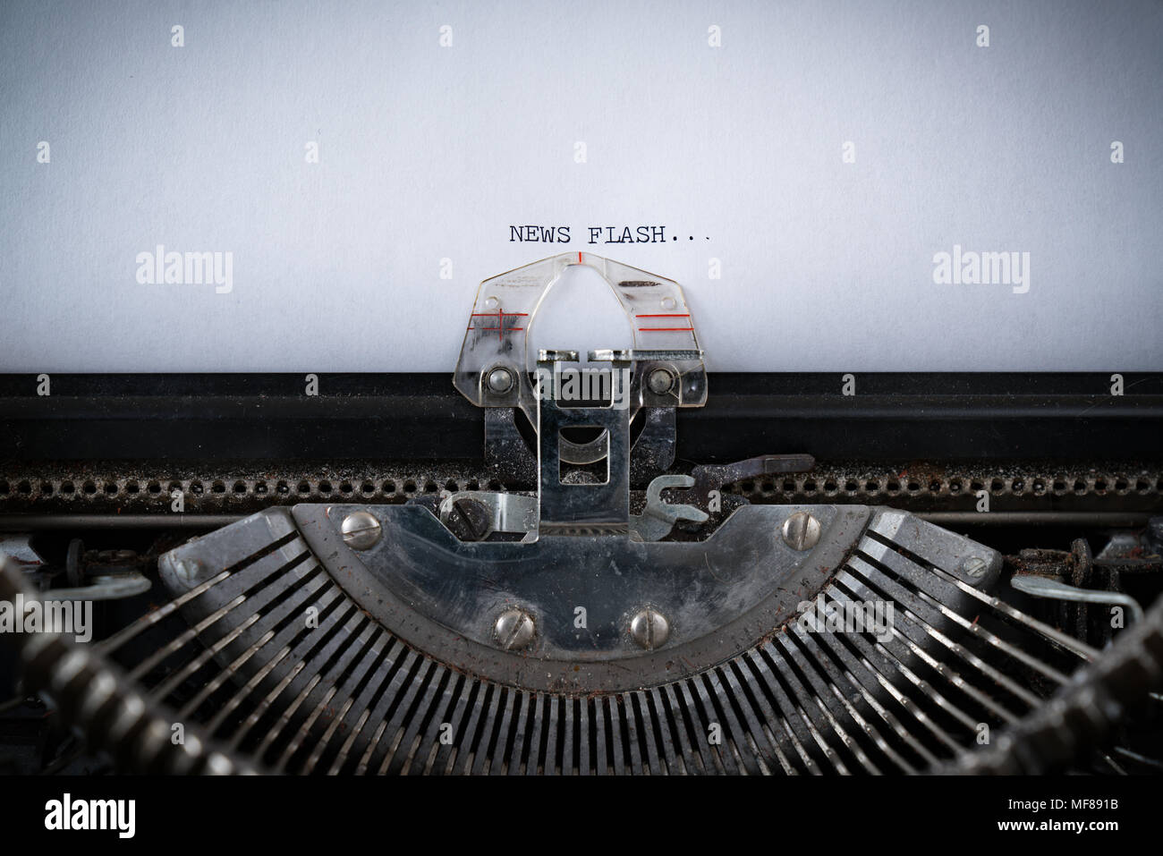 La frase Notizie Flash digitata su una vecchia macchina da scrivere Foto Stock