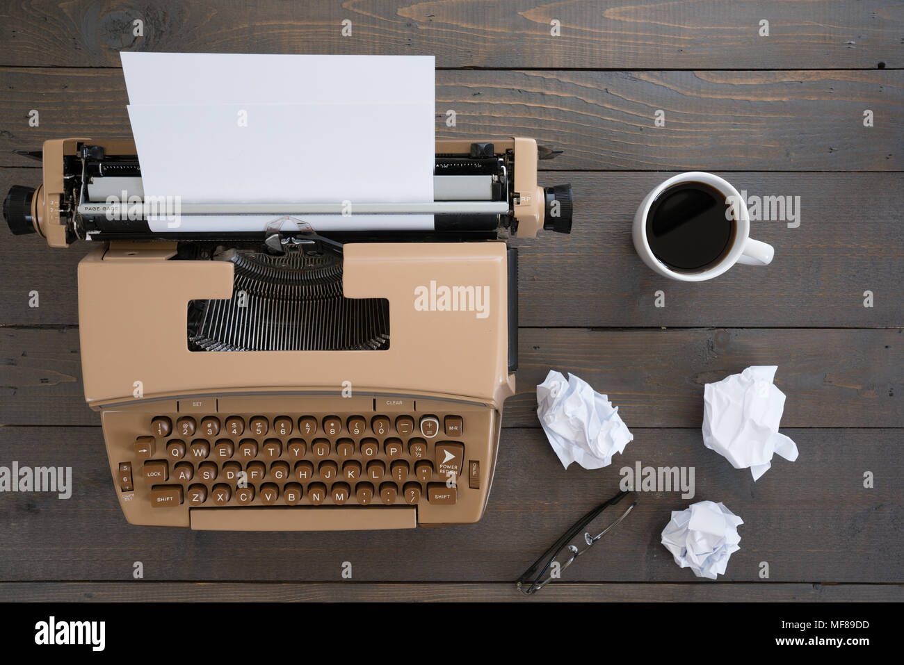 Vecchia macchina da scrivere Vintage su una scrivania in legno con caffè e la carta Foto Stock
