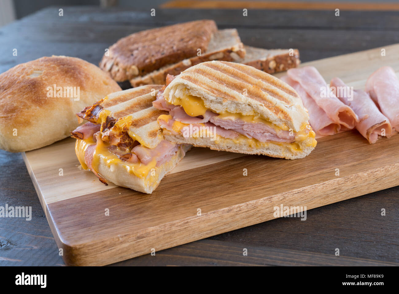 Grigliata di prosciutto e formaggio Panini panino sulle Ciabatta Roll Foto Stock
