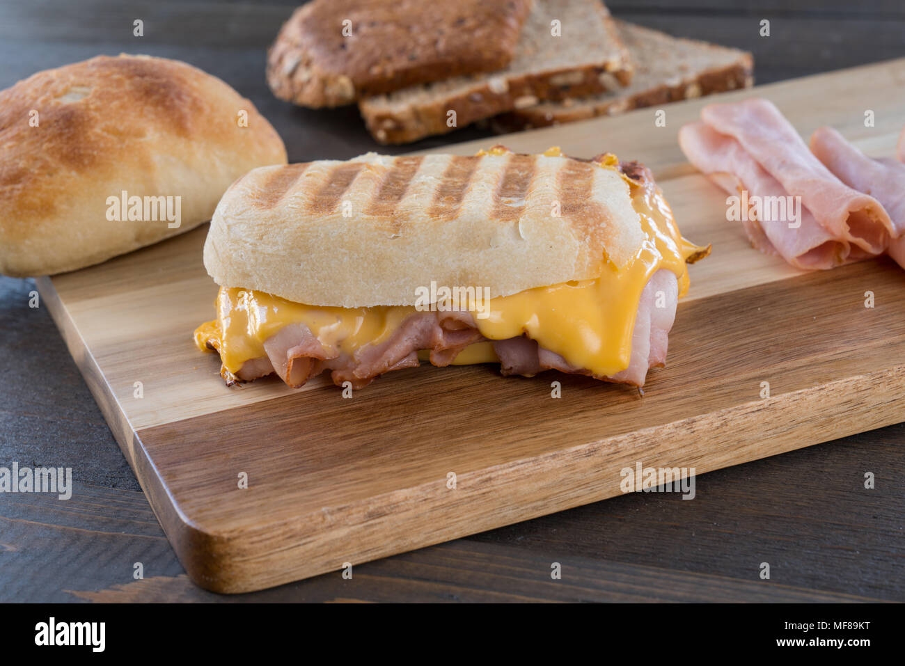 Grigliata di prosciutto e formaggio Panini panino sulle Ciabatta Roll Foto Stock