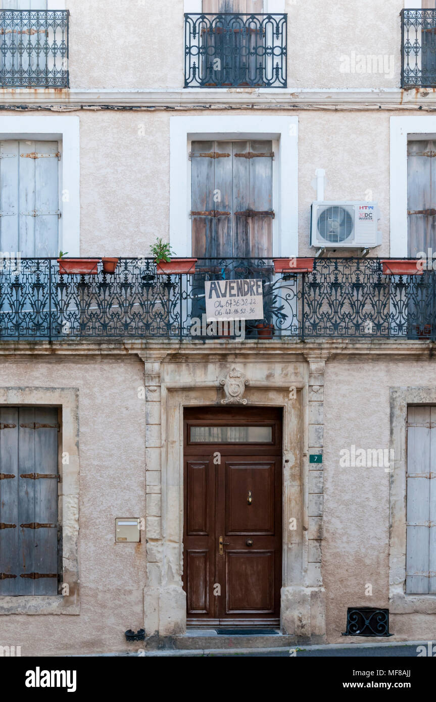 A Vendre segno su una casa in vendita in un villaggio francese. Foto Stock