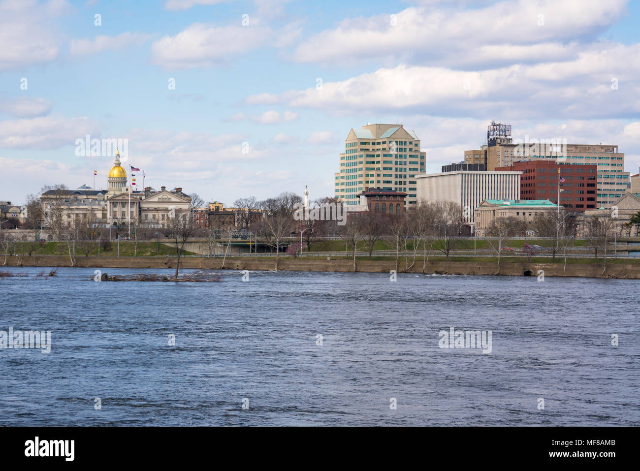 TRENTON, NJ - Aprile 5, 2018: Skyline e Capitol Building di Trenton, New Jersey attraverso il Fiume Delaware Foto Stock