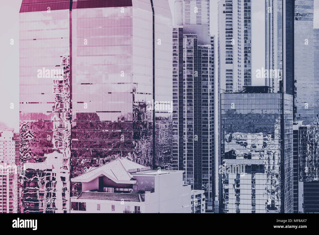 Real estate sfondo, moderna facciata di edificio ed il grattacielo skyline della città Foto Stock