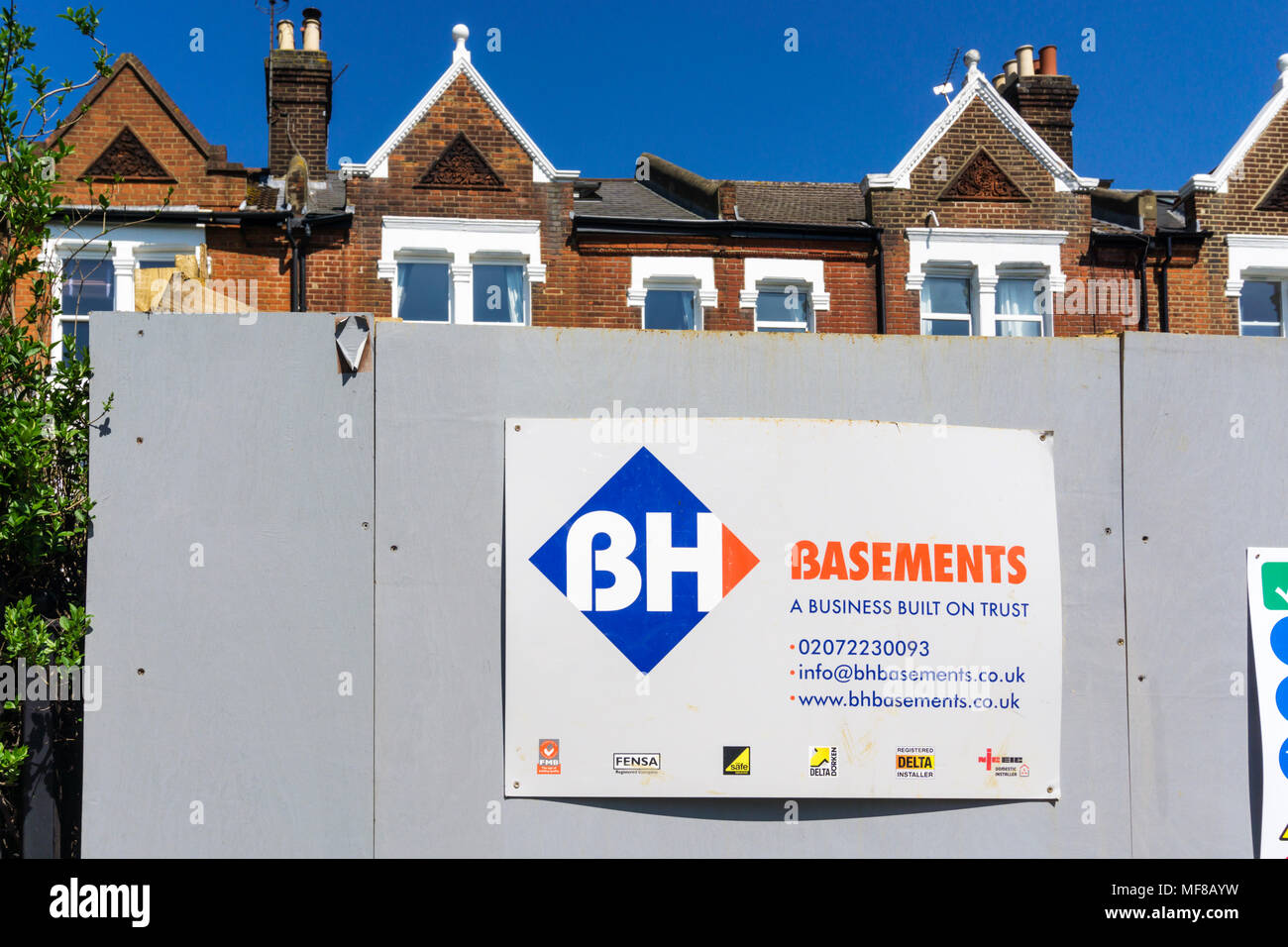 Un basamento essendo costruito in una casa su Clapham Common lato nord, a sud di Londra. Foto Stock