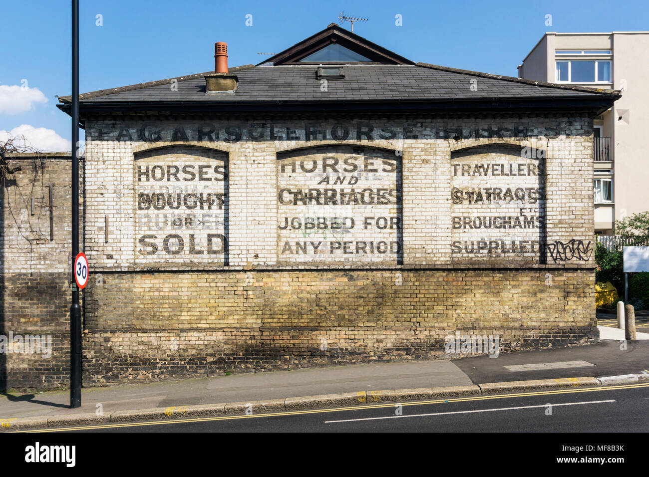 Segni di Ghost su un vecchio blocco stabile nei pressi di Lavender Hill, Londra del sud. Foto Stock