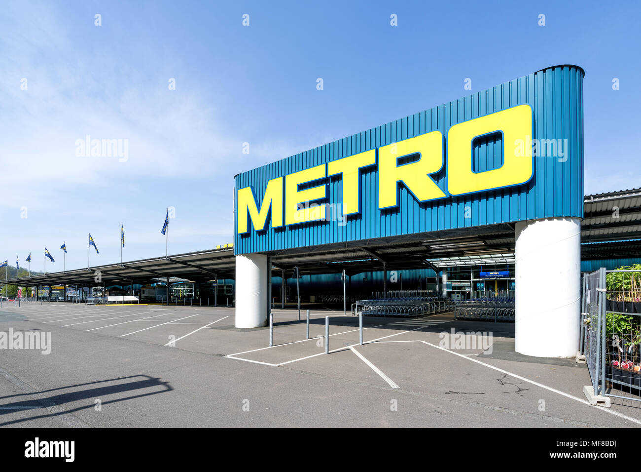 Ingresso di un metro cash & carry mercato. Metro cash & carry è la più grande divisione vendite del commercio tedesco e il gigante retail Metro AG. Foto Stock