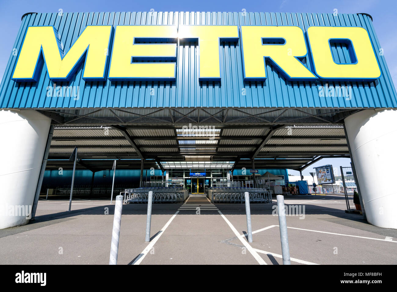 Ingresso di un metro cash & carry mercato. Metro cash & carry è la più grande divisione vendite del commercio tedesco e il gigante retail Metro AG. Foto Stock