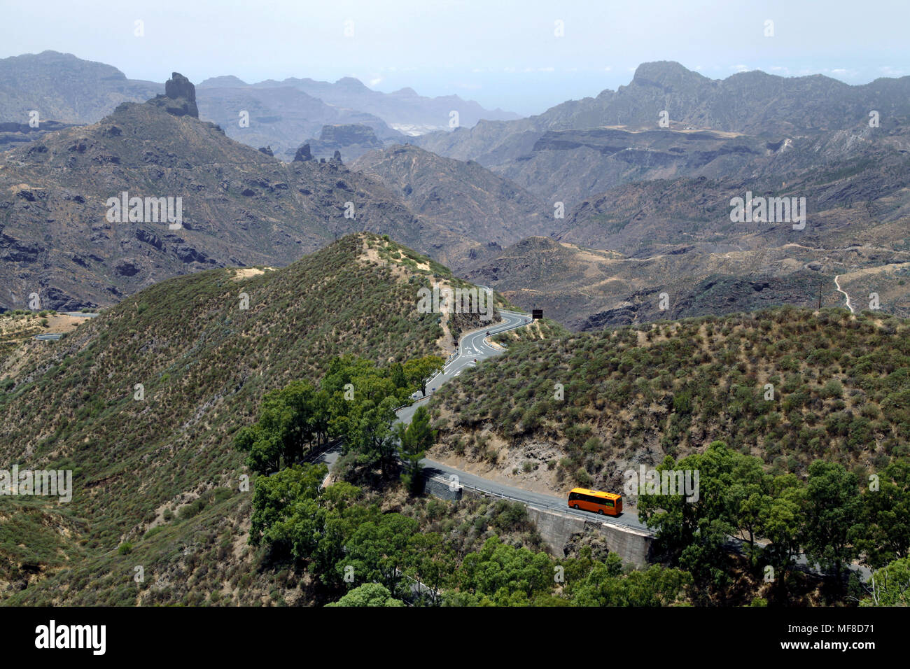 Vista da Cruz de Tejeda sulle montagne e la roccia sacra Roque Bentayga (sinistra), Gran Canaria Isole Canarie Spagna Foto Stock