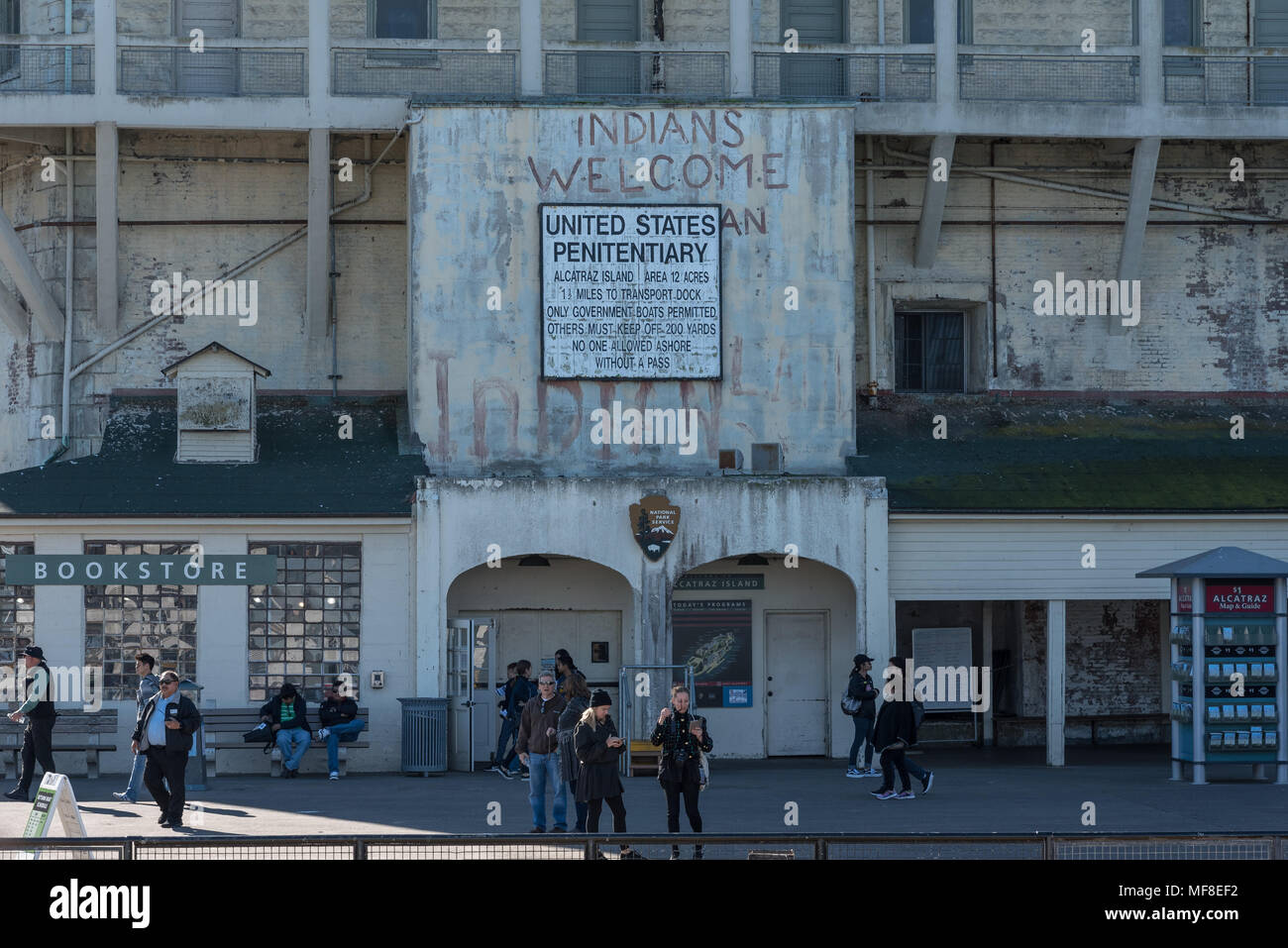 L'Alcatraz visitor center con gli Indiani Benvenuti graffiti Foto Stock