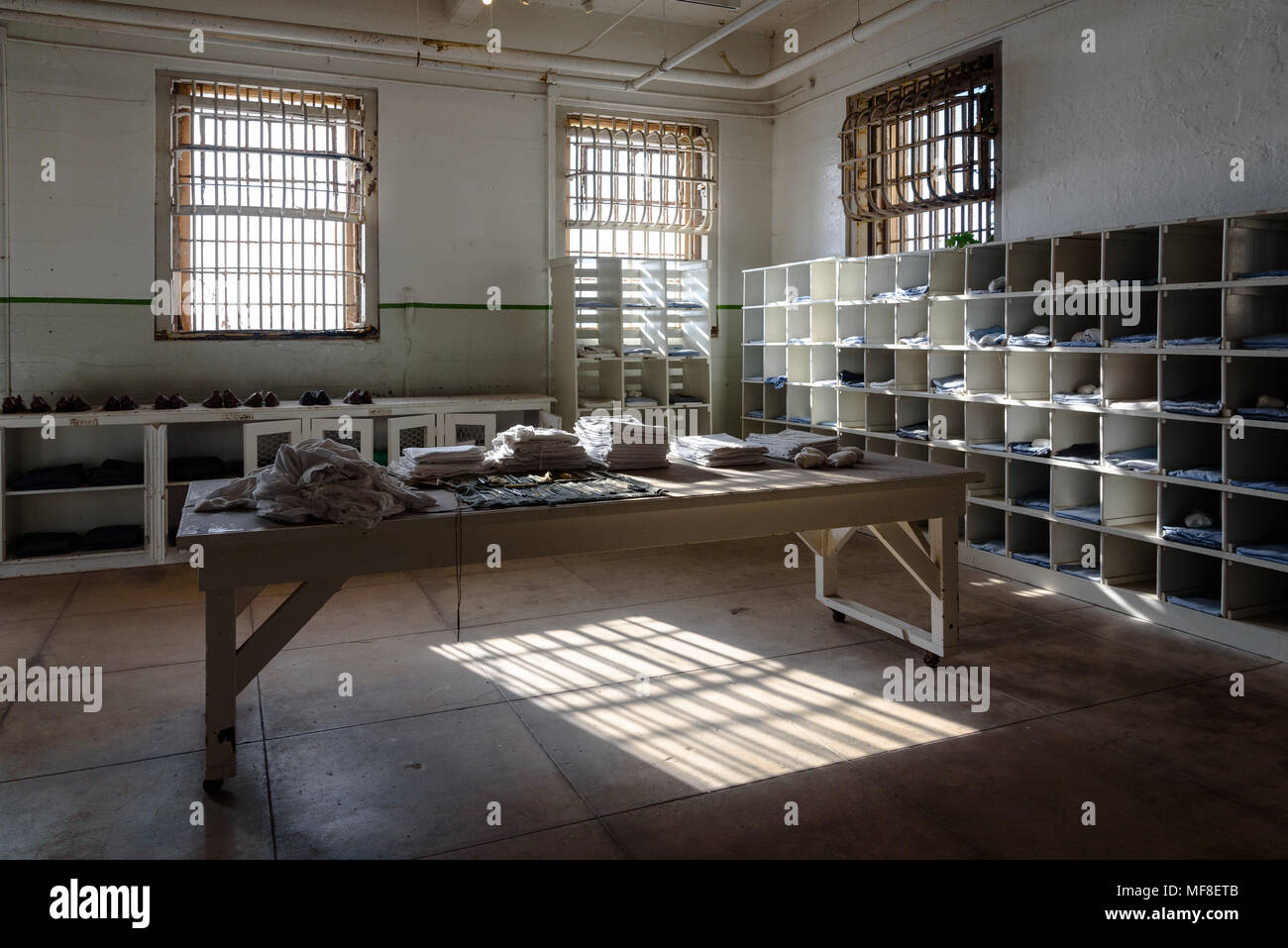Una tabella con i fogli con finestre sbarrate all'Alcatraz Foto Stock