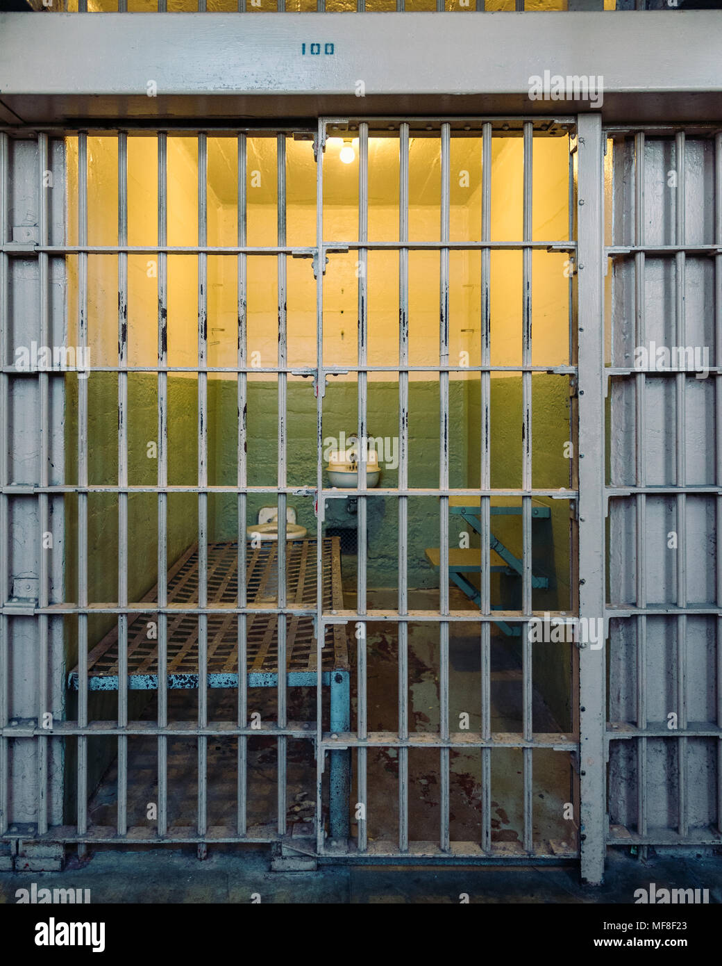Cercando in una cella di prigione di Alcatraz Foto Stock