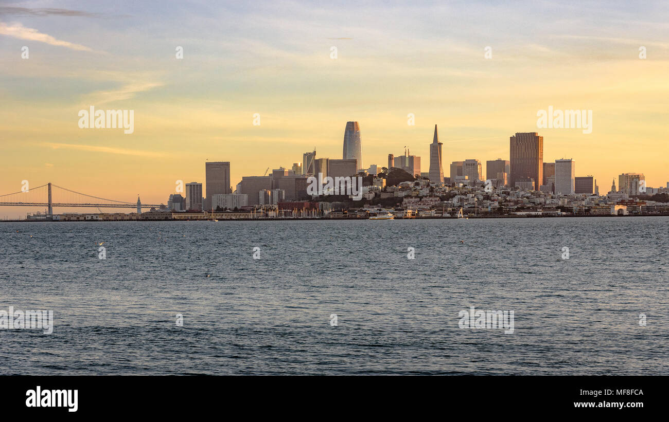 Una vista panoramica dello skyline di San Francisco come visto dalla baia a ora d'oro Foto Stock