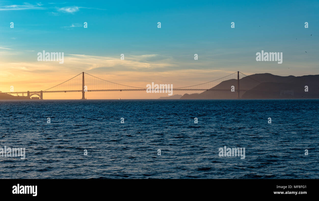 Il Golden Gate Bridge visto dal San Francisco Bay a ora d'oro Foto Stock