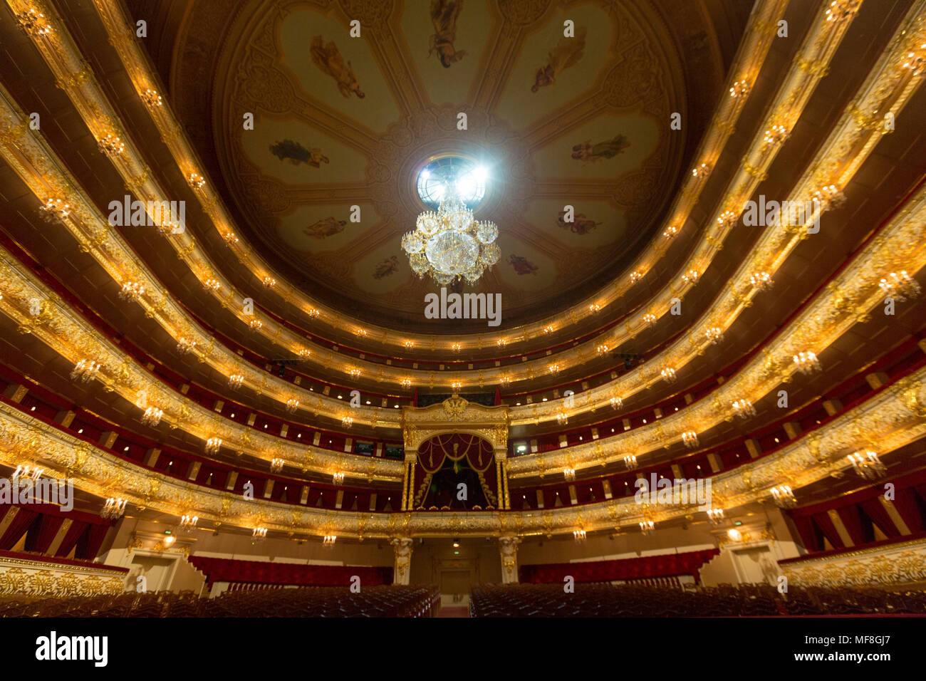 Vista dal palco all'interno auditorium del Teatro Bolshoi è il teatro  storico di lirica e di Balletto a Mosca, Russia Foto stock - Alamy