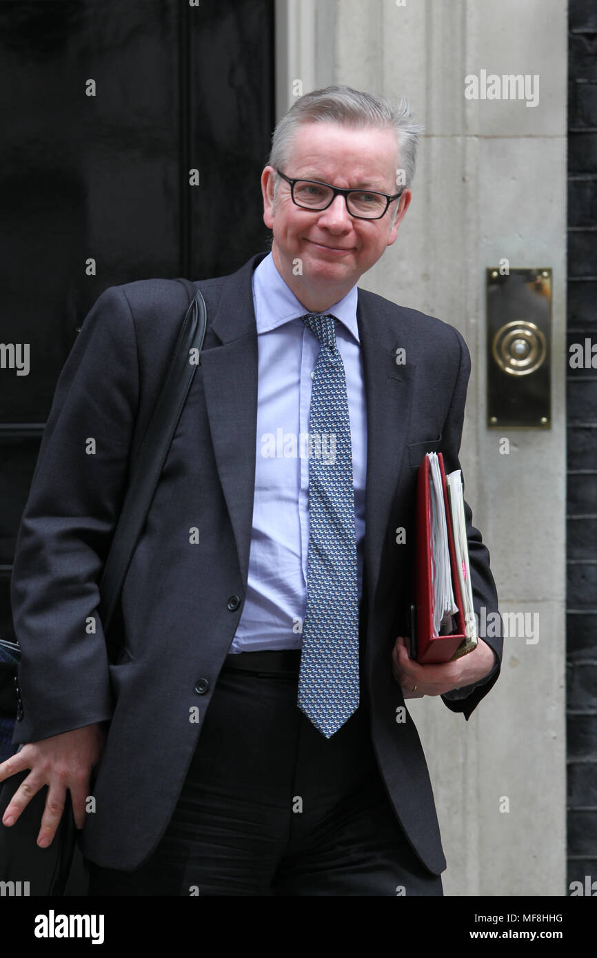 Londra, UK, 24 aprile 2018. Michael Gove il Segretario di Stato per l'ambiente visto per partecipare a una riunione del gabinetto al 10 di Downing street Foto Stock