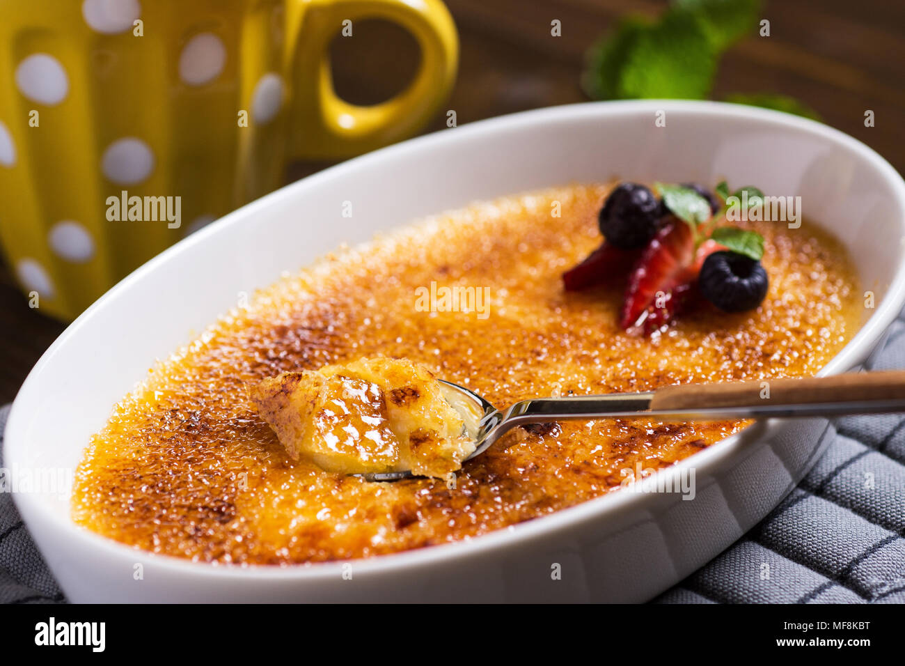 Creme brulee Dessert con fragola, mirtillo e di foglie di menta fresca Foto Stock
