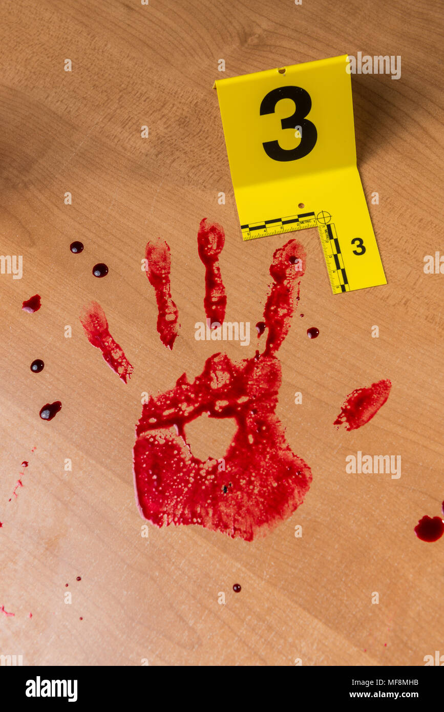 Una sanguinosa handprint contrassegnati con una scena del crimine prova marker. Foto Stock