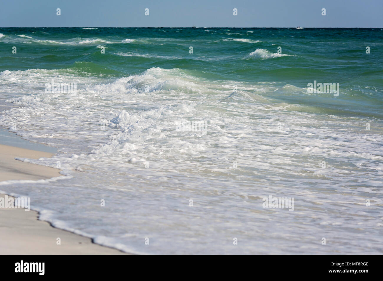 Le onde del mare sulla battigia Foto Stock