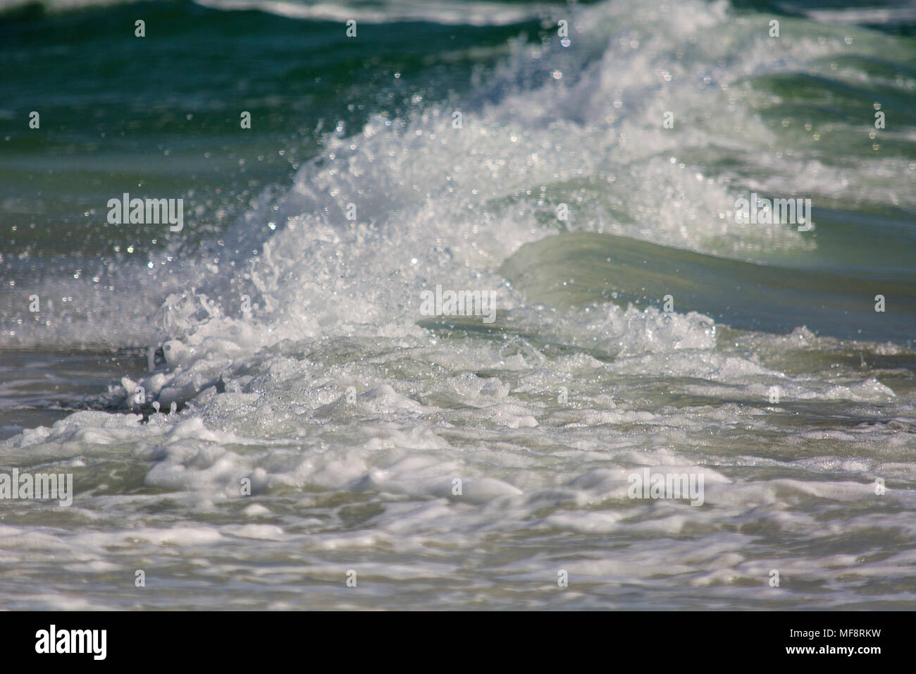 Le onde del mare sulla battigia Foto Stock