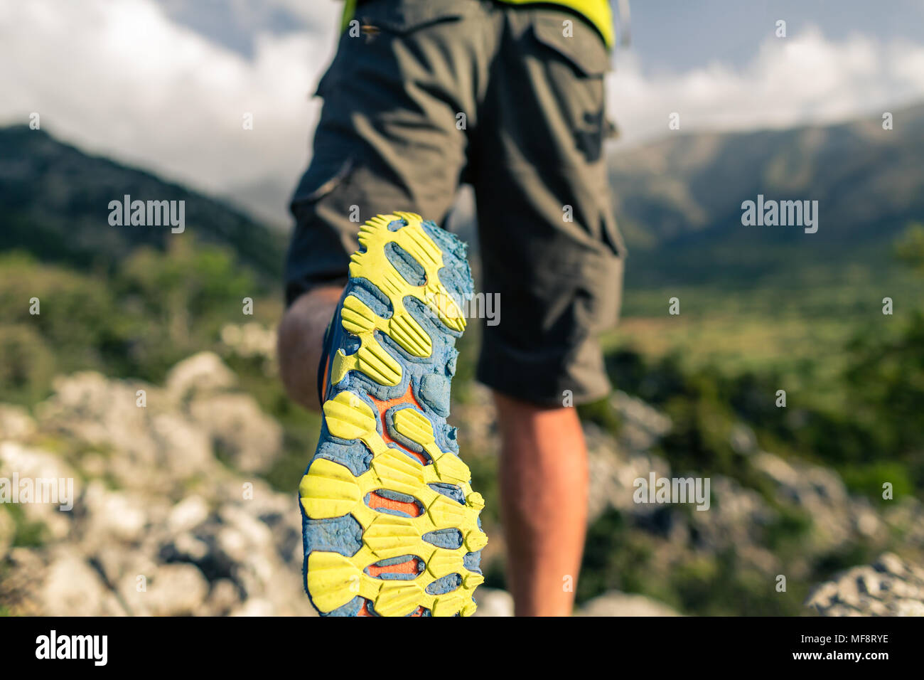 Escursionismo uomo in belle montagne paesaggio di ispirazione. Escursionista trekking con zaino sul sentiero roccioso sentiero. Un sano stile di vita fitness all'aperto Foto Stock
