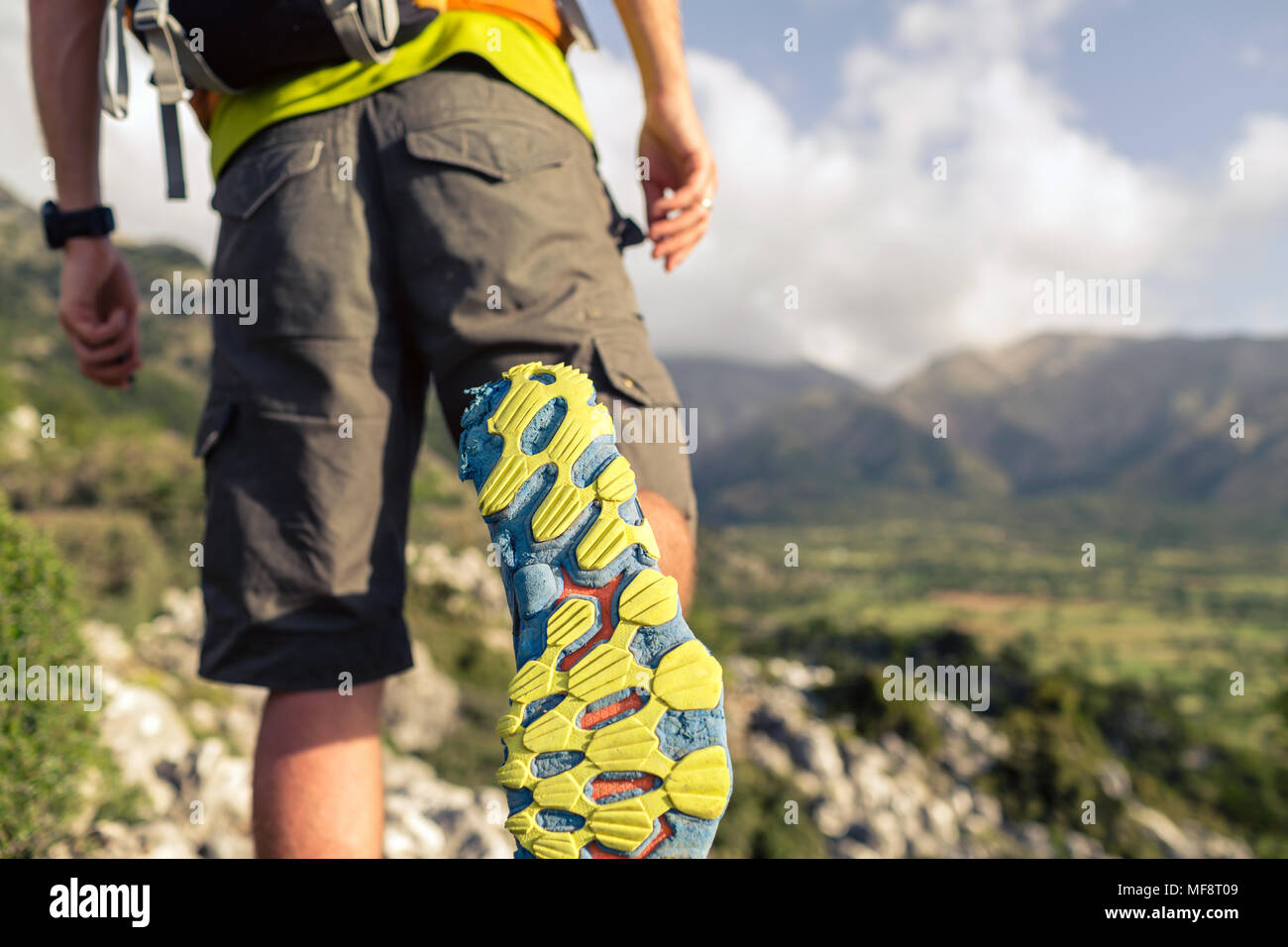 Escursionismo uomo in belle montagne paesaggio di ispirazione. Escursionista trekking con zaino sul sentiero roccioso sentiero. Un sano stile di vita fitness all'aperto co Foto Stock