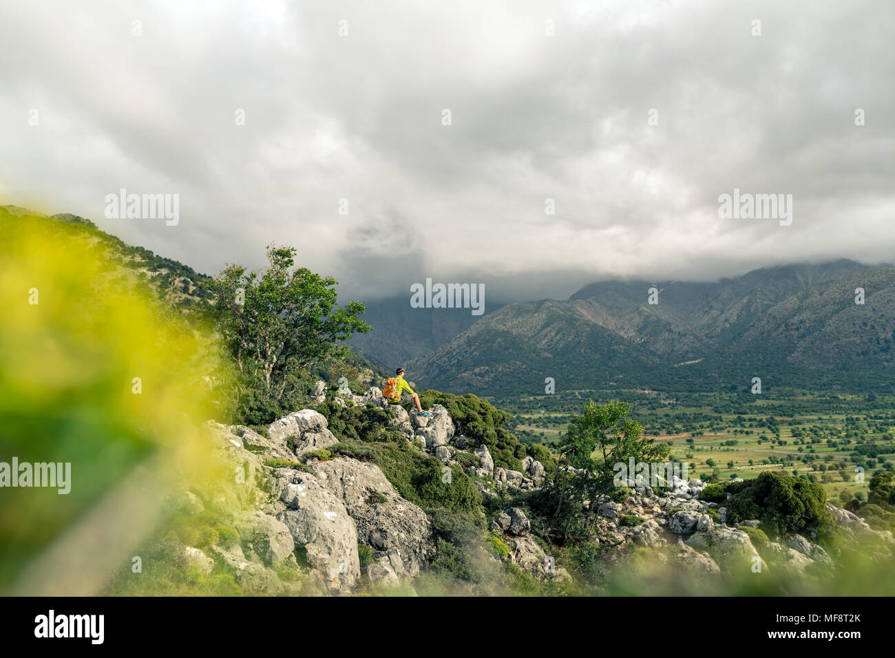 Escursionismo uomo guardando belle montagne paesaggio di ispirazione. Escursionista trekking con zaino sul sentiero roccioso sentiero. Un sano stile di vita fitness fuori Foto Stock
