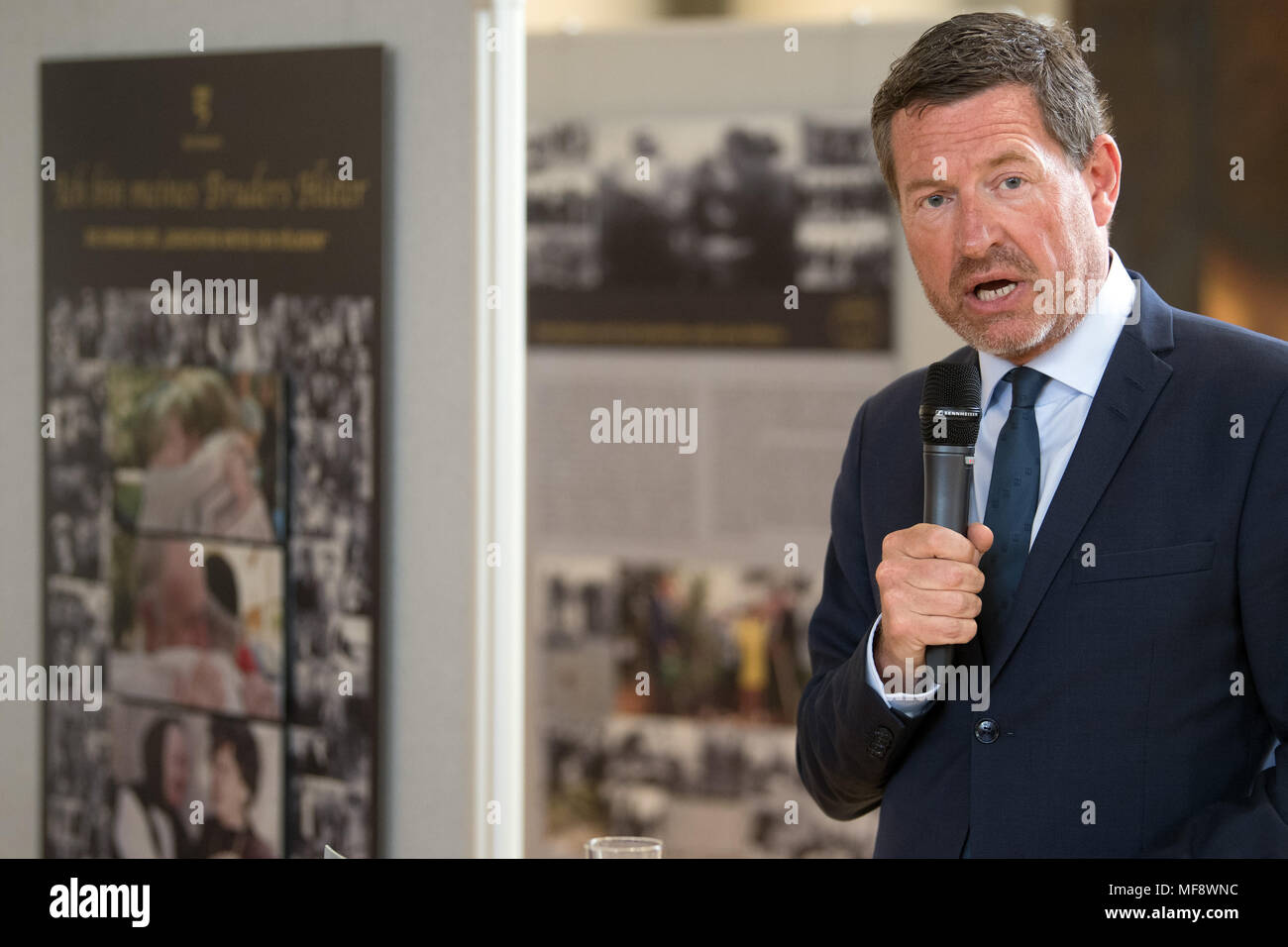 24 aprile 2018, Germania, Duesseldorf: Kai Diekmann, capo degli amici di Yad Vashem in Germania, parlando al parlamento di stato. La mostra "Ich bin meines Bruders Hueter' (lit. "Io sono il guardiano di mio fratello") è stato aperto presso il parlamento di stato. La messa a fuoco si trova su 'Rightous fra le nazioni" in Germania. Foto: Federico Gambarini/dpa Foto Stock