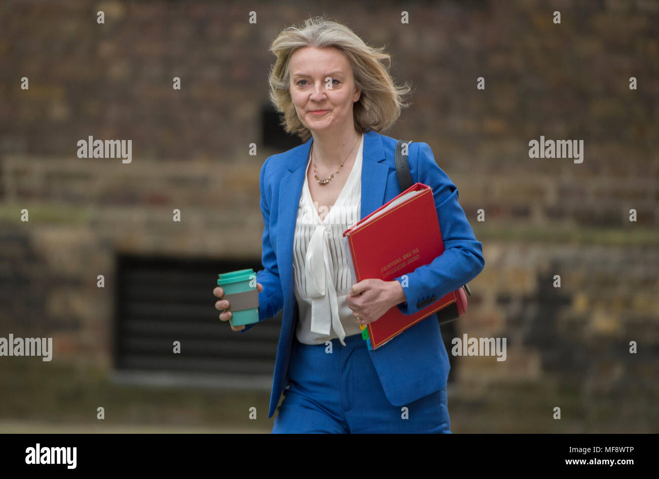 A Downing Street, Londra, Regno Unito. Il 24 aprile 2018. Elizabeth Truss, Primo Segretario al Tesoro a Downing Street per settimanale riunione del gabinetto. Credito: Malcolm Park/Alamy Live News. Foto Stock