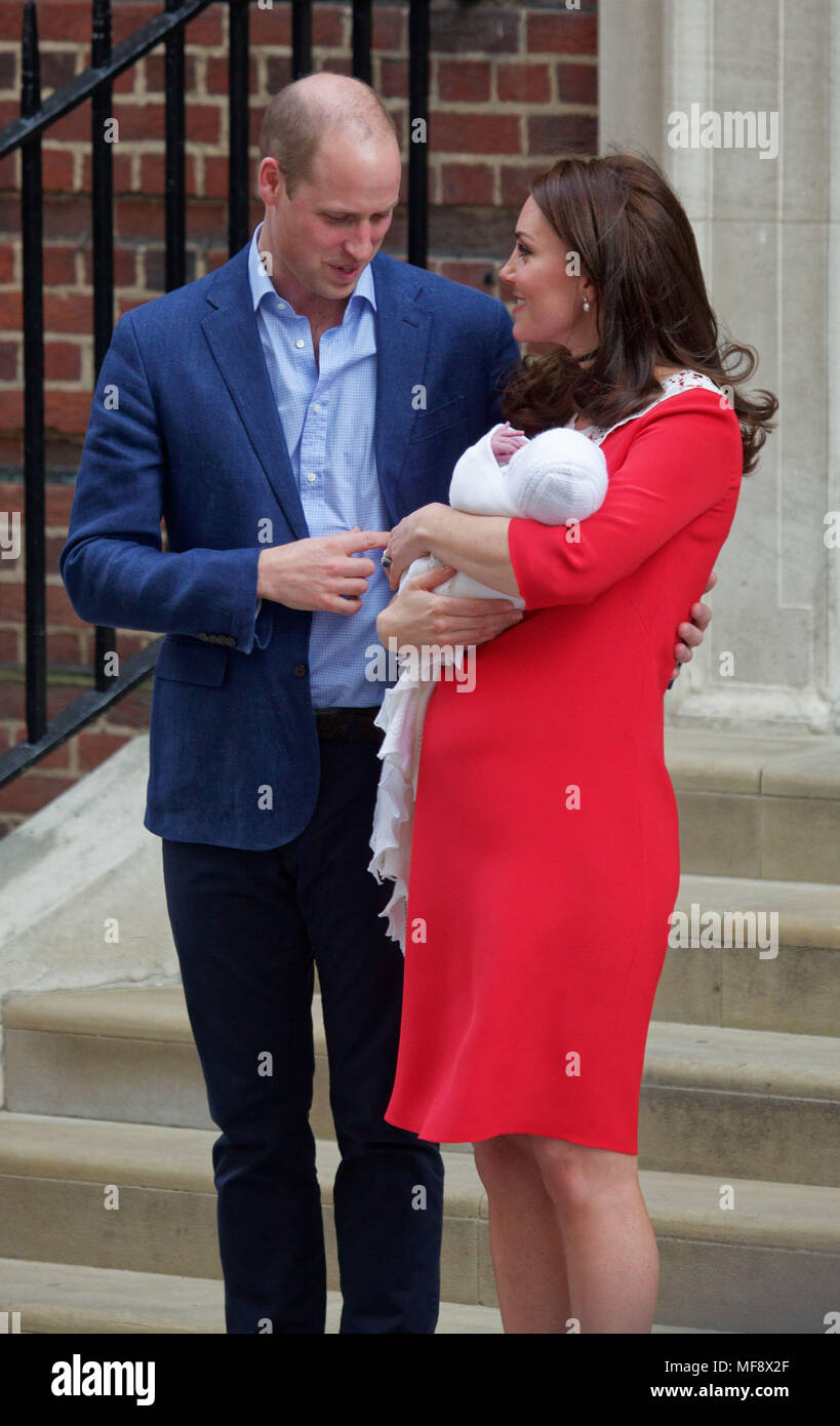 London, Regno Unito - 23 aprile 2018 il principe William, duca di Cambridge e Kate Middleton, Caterina, duchessa di Cambridge mostrare il loro nuovo bambino figlio Louis Arthur Charles, come lasciano il Lindo ala del St. Mary's Hospital, Paddington, Londra, Inghilterra, Regno Unito, Europa. Il bambino sarà noto come il Principe Luigi di Cambridge ed è quinto in linea di successione al trono. Fotografo: Equinox caratteristiche prese Data: 20180423 Foto Stock