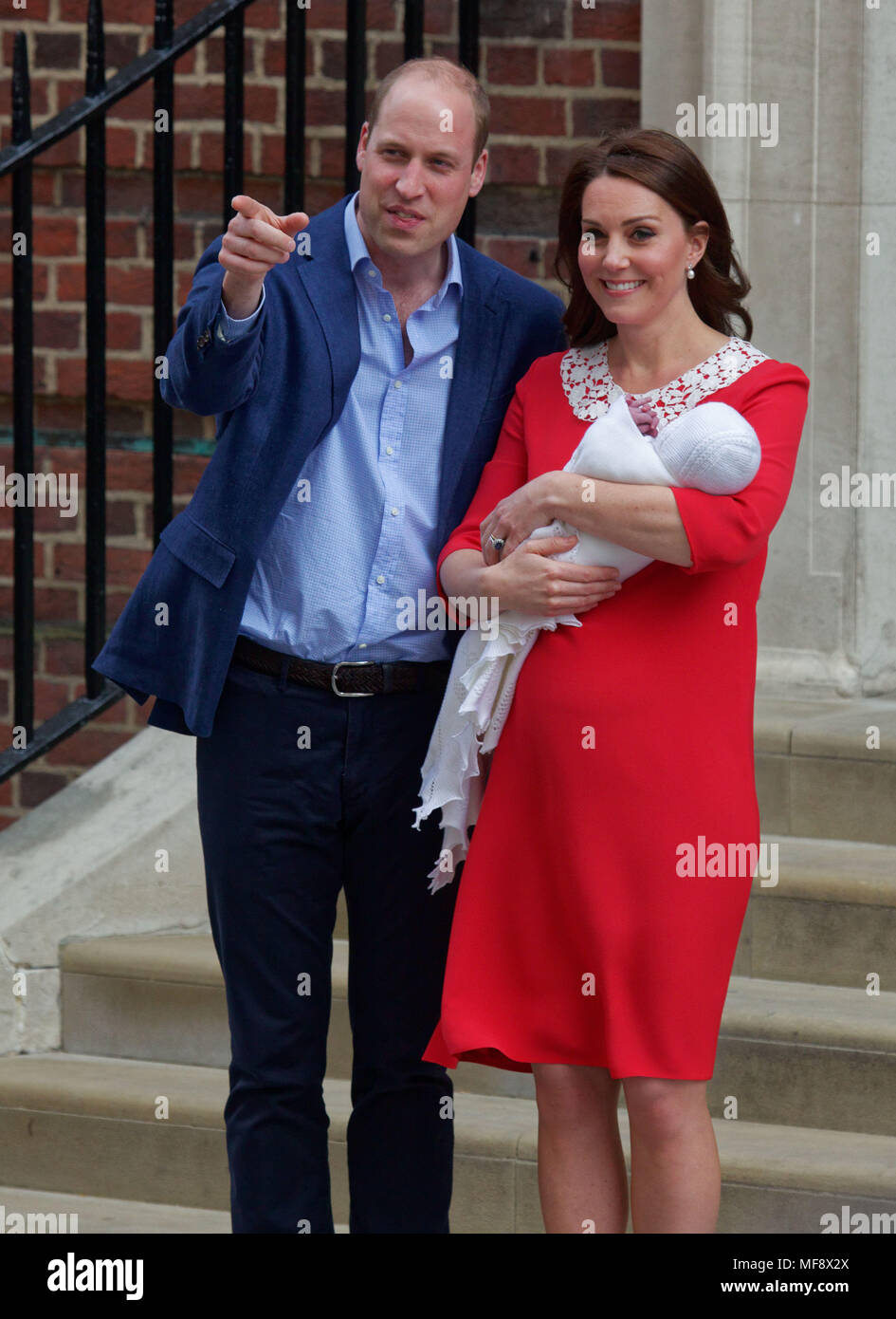 London, Regno Unito - 23 aprile 2018 il principe William, duca di Cambridge e Kate Middleton, Caterina, duchessa di Cambridge mostrare il loro nuovo bambino figlio Louis Arthur Charles, come lasciano il Lindo ala del St. Mary's Hospital, Paddington, Londra, Inghilterra, Regno Unito, Europa. Il bambino sarà noto come il Principe Luigi di Cambridge ed è quinto in linea di successione al trono. Fotografo: Equinox caratteristiche prese Data: 20180423 Foto Stock