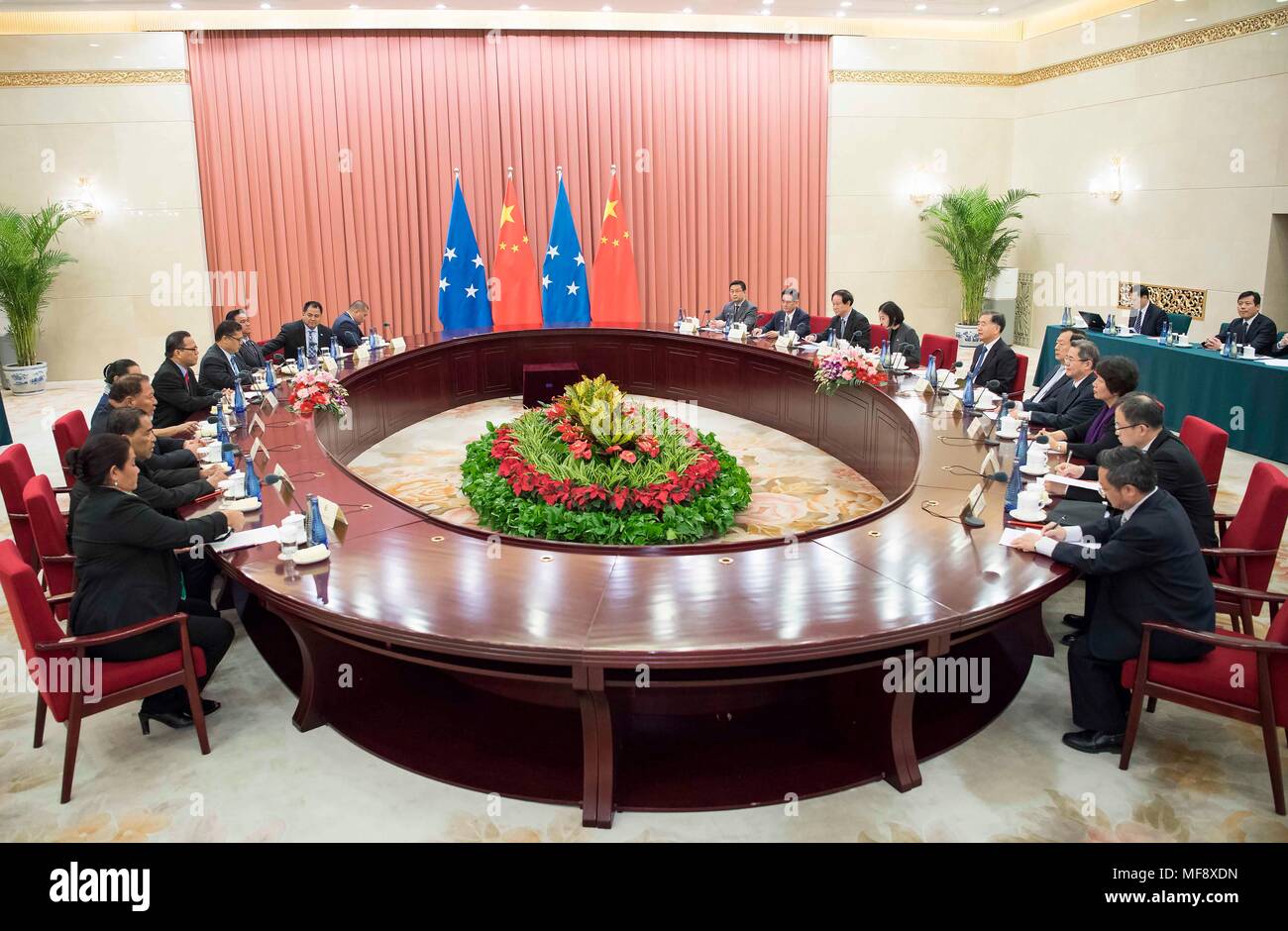 Pechino, Cina. 24 apr, 2018. Wang Yang, presidente del Comitato nazionale del la Conferenza consultiva politica del popolo cinese (Cpcpc), incontra Wesley Simina, altoparlante del Congresso degli Stati Federati di Micronesia, a Pechino, capitale della Cina, 24 aprile 2018. Credito: Li Tao/Xinhua/Alamy Live News Foto Stock