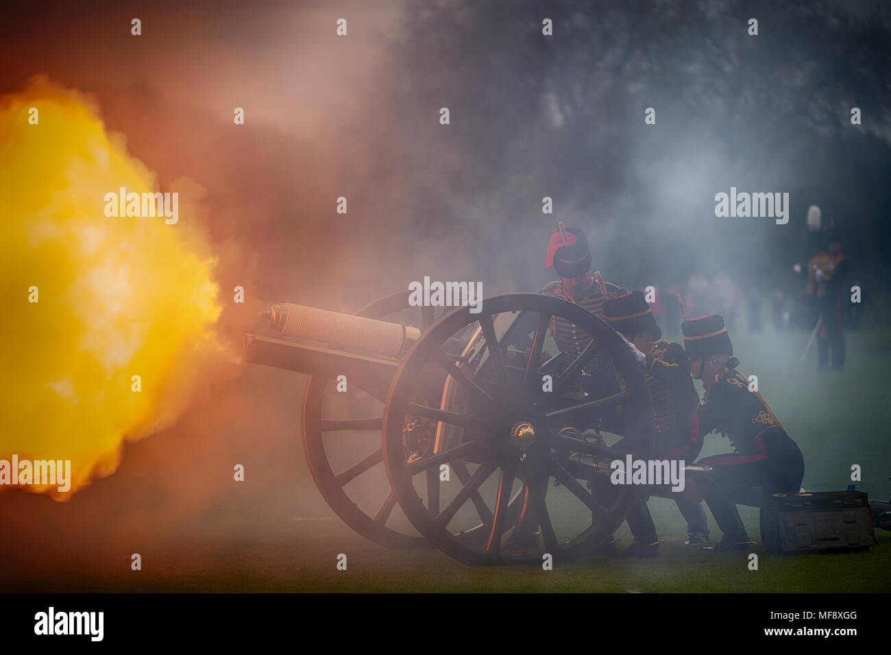 Hyde Park, London, Regno Unito. 24 Aprile, 2018. Il Re della truppa Royal cavallo artiglieria celebrativo saluta reale a 2pm martedì 24 aprile a segnare la nascita di un nuovo Royal baby, il Duca e la Duchessa di Cambridge per il terzo bambino. 71 cavalli luogo 6 Prima guerra mondiale era 13-pounder Cannoni in posizione per il Royal Salute verso il basso fino a metà su Park Lane, artiglieria vuoto round sono stati sparati a dieci secondi finché quarantun colpi sono stati sparati. Credito: Malcolm Park/Alamy Live News. Foto Stock